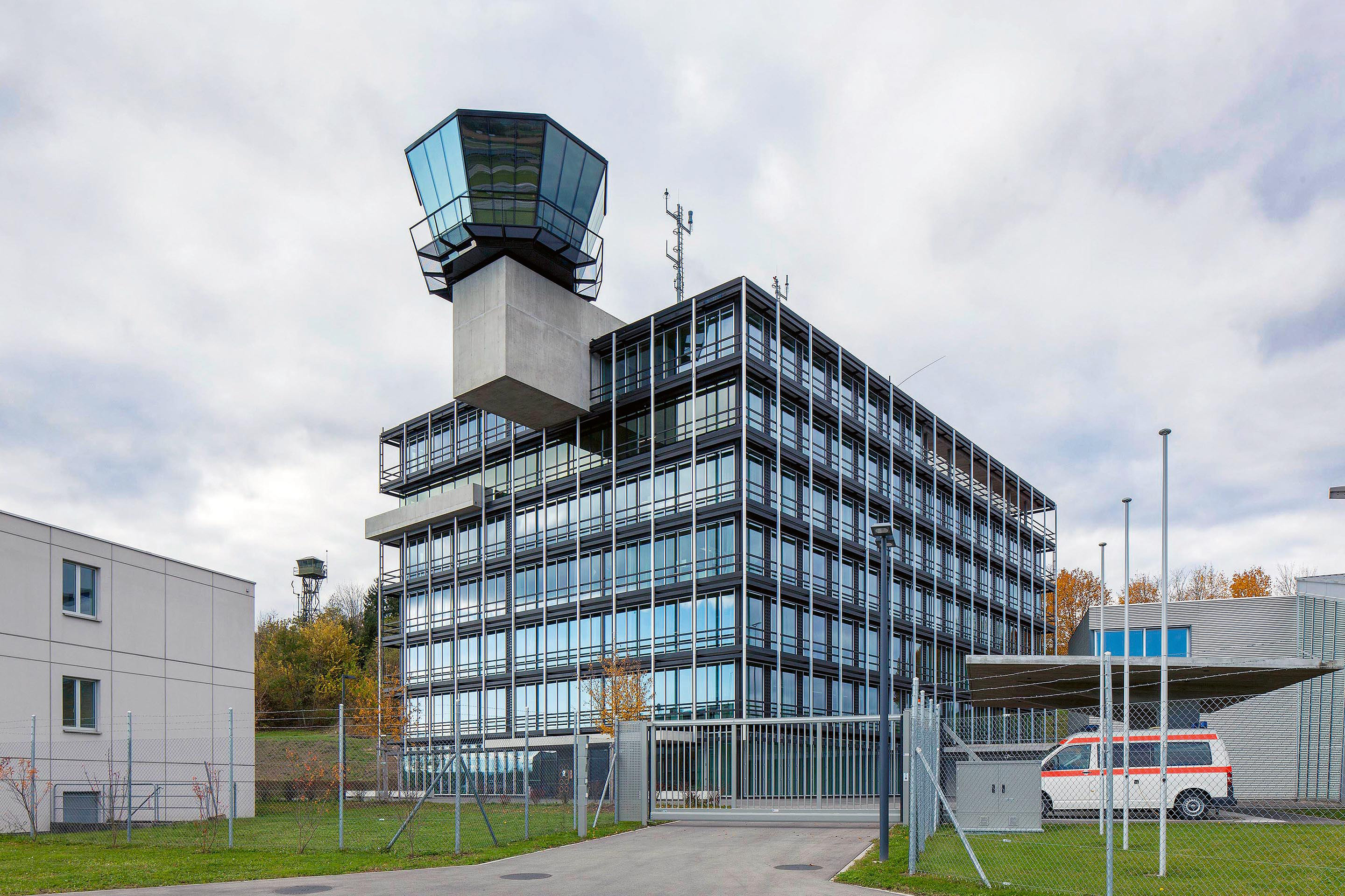 Die markante Ostfassade des Neubaus: Der alte Tower stand für heutige Massstäbe zu nah am Rollfeld und wurde abgerissen. Seine Funktion integrierten die Architekten in die neue Operationszentrale.