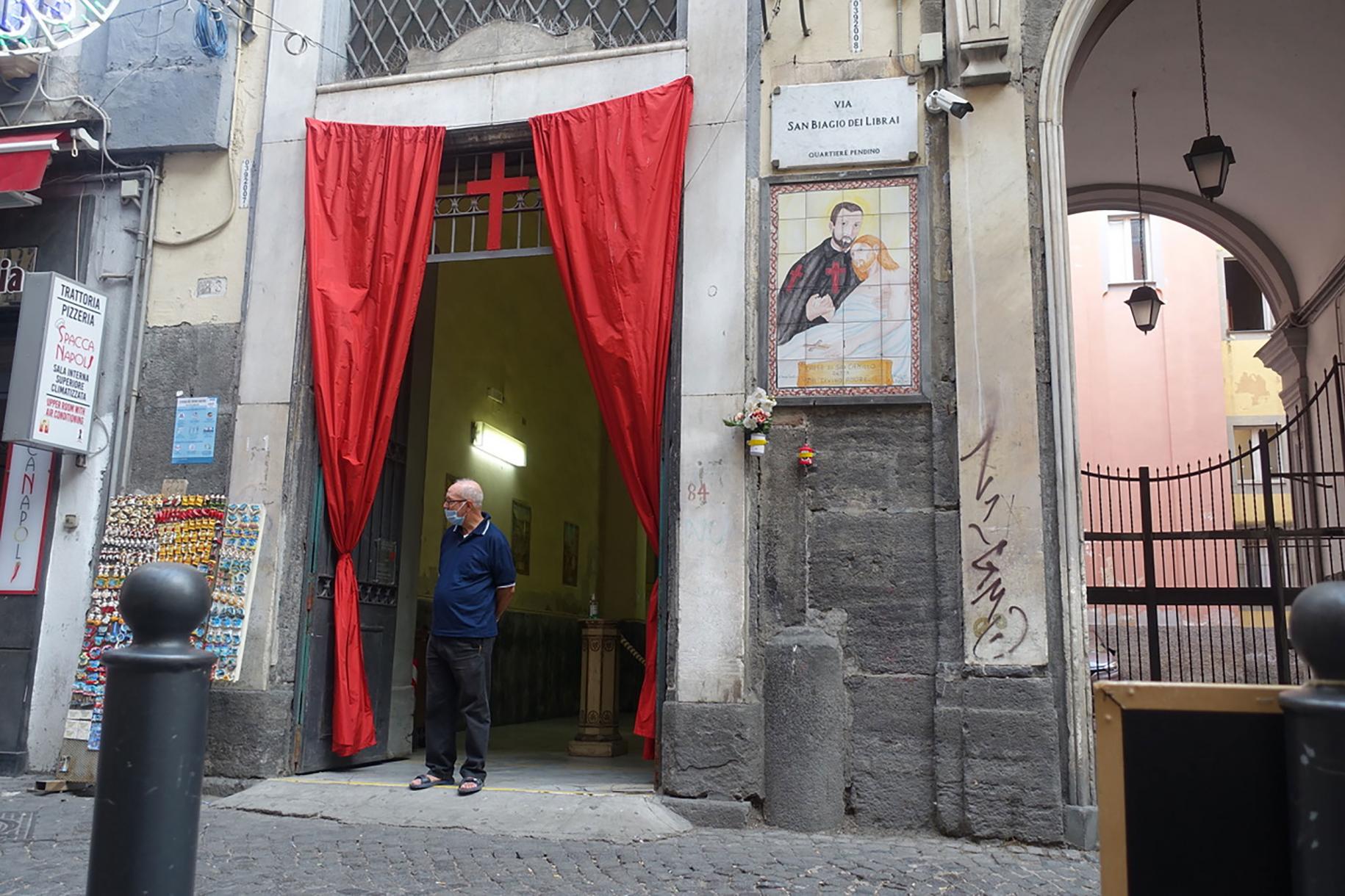 Via San Biagio dei Librai (partie du Spaccanapoli). Accès à la Chiesa del Divino Amore, juste à côté se trouve un poste de la Polizia di Stato. À Naples, il n’est pas rare que les églises soient intégrées dans des rangées de maisons et qu’elles n’aient pas de parvis ou seulement un petit parvis.