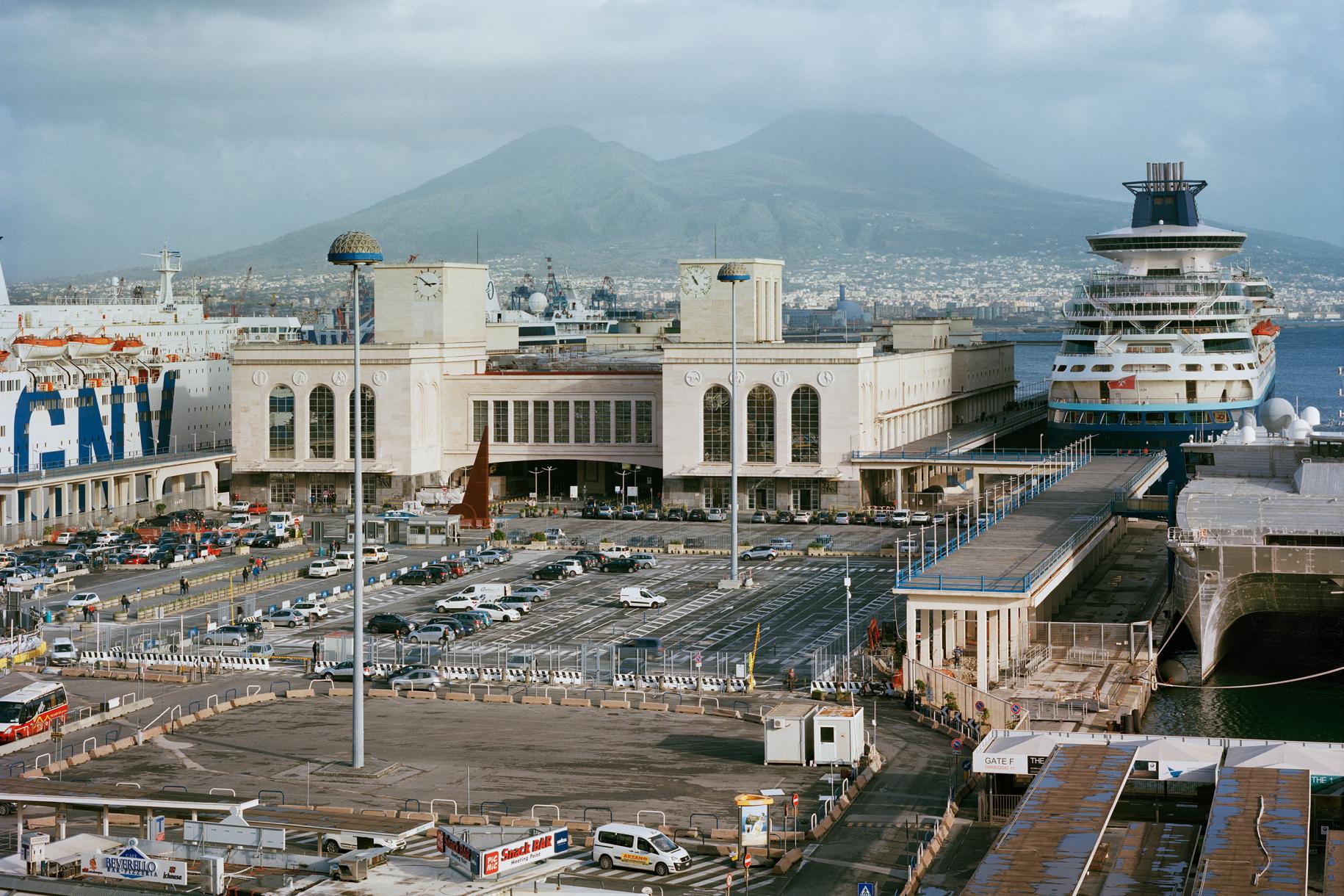 Stazione Marittima à Molo Beverello dans le port de Naples. 1933– 1936. Il était prévu à l’époque d’y charger aussi bien des automobiles que des wagons de chemin de fer. Les tours sont recouvertes de travertin. Architecture: Cesare Bazzani.