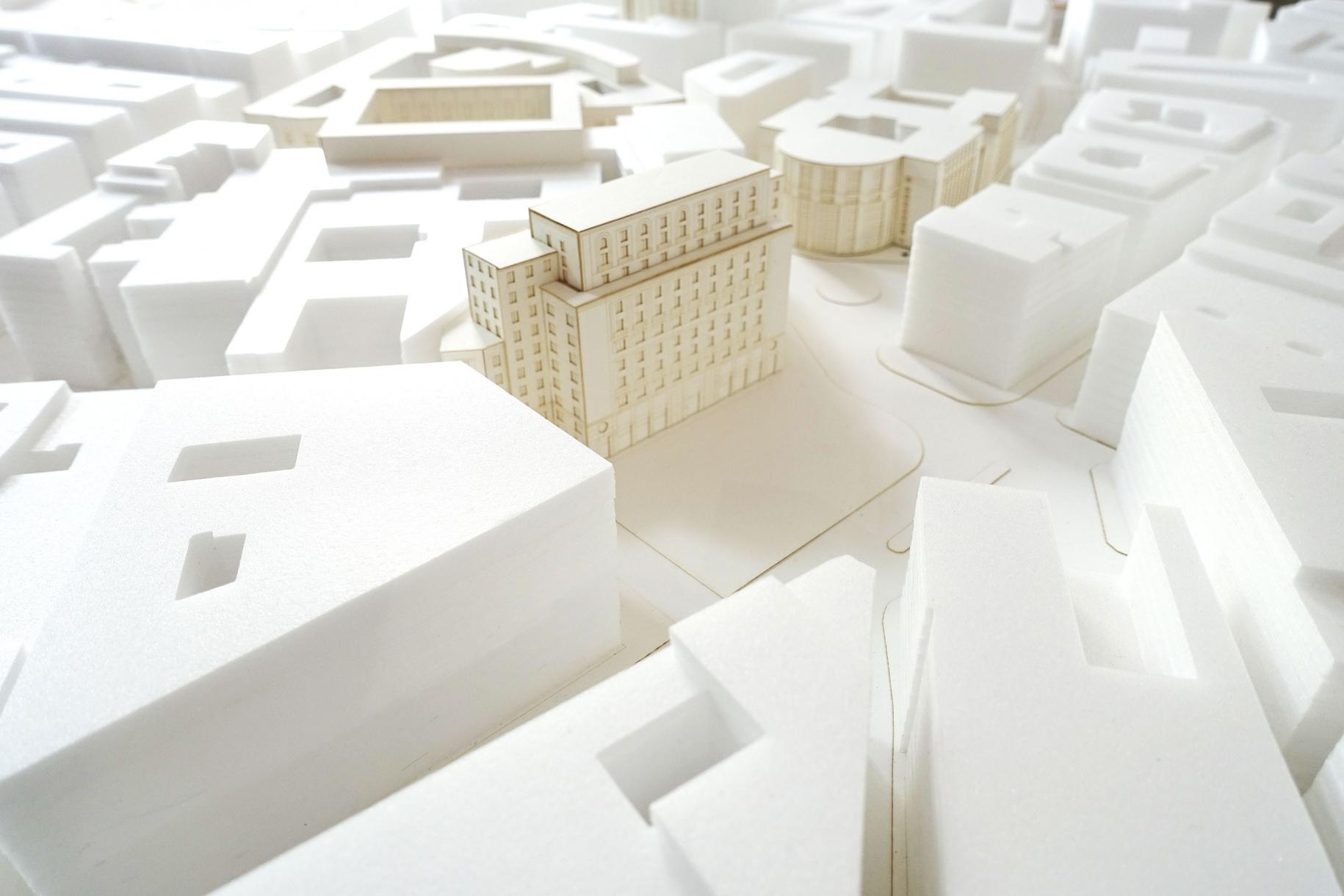 Dans le modèle de ville schématisé, les bâtiments documentés de l’exposition sont insérés comme de minuscules maquettes correspondant à la réalité.