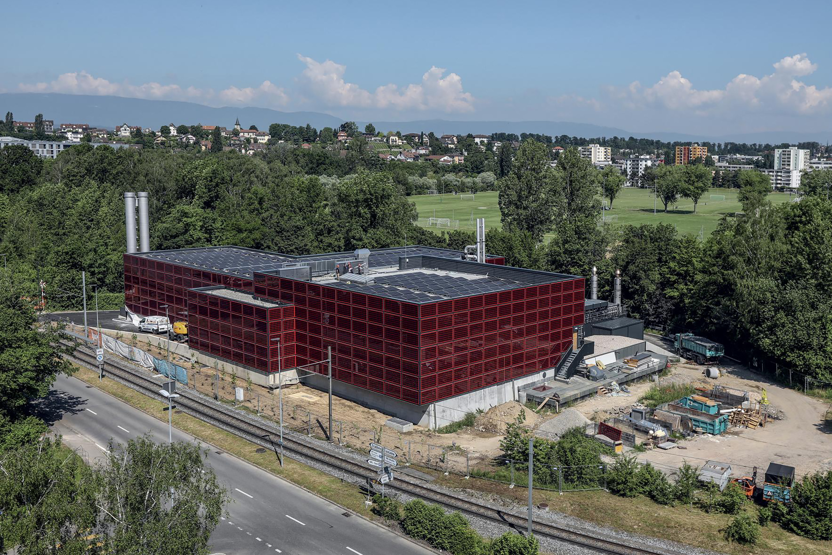 La struttura in acciaio del data center e la relativa copertura con l'installazione di fotovoltaico.