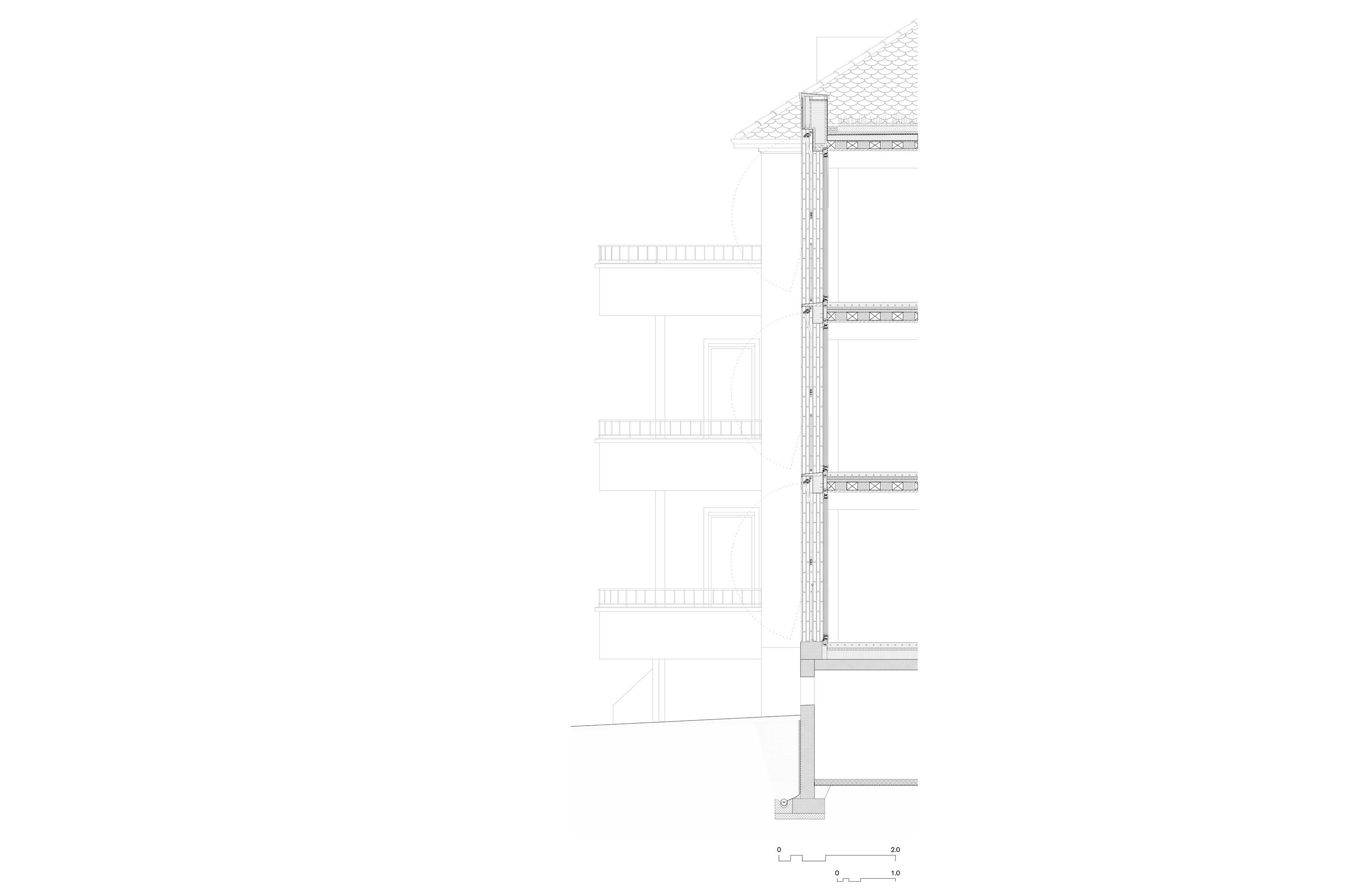 Fassadenschnitt. Die Fassade des Erweiterungsbaus sollte mineralisch sein; die Architekten machten einen Vorschlag aus Keramik. Das war zunächst nicht ganz das, was die Denkmalpflege erwartet hatte, aber durch viele Gespräche gewann der Vorschlag die Zustimmung aller Parteien.