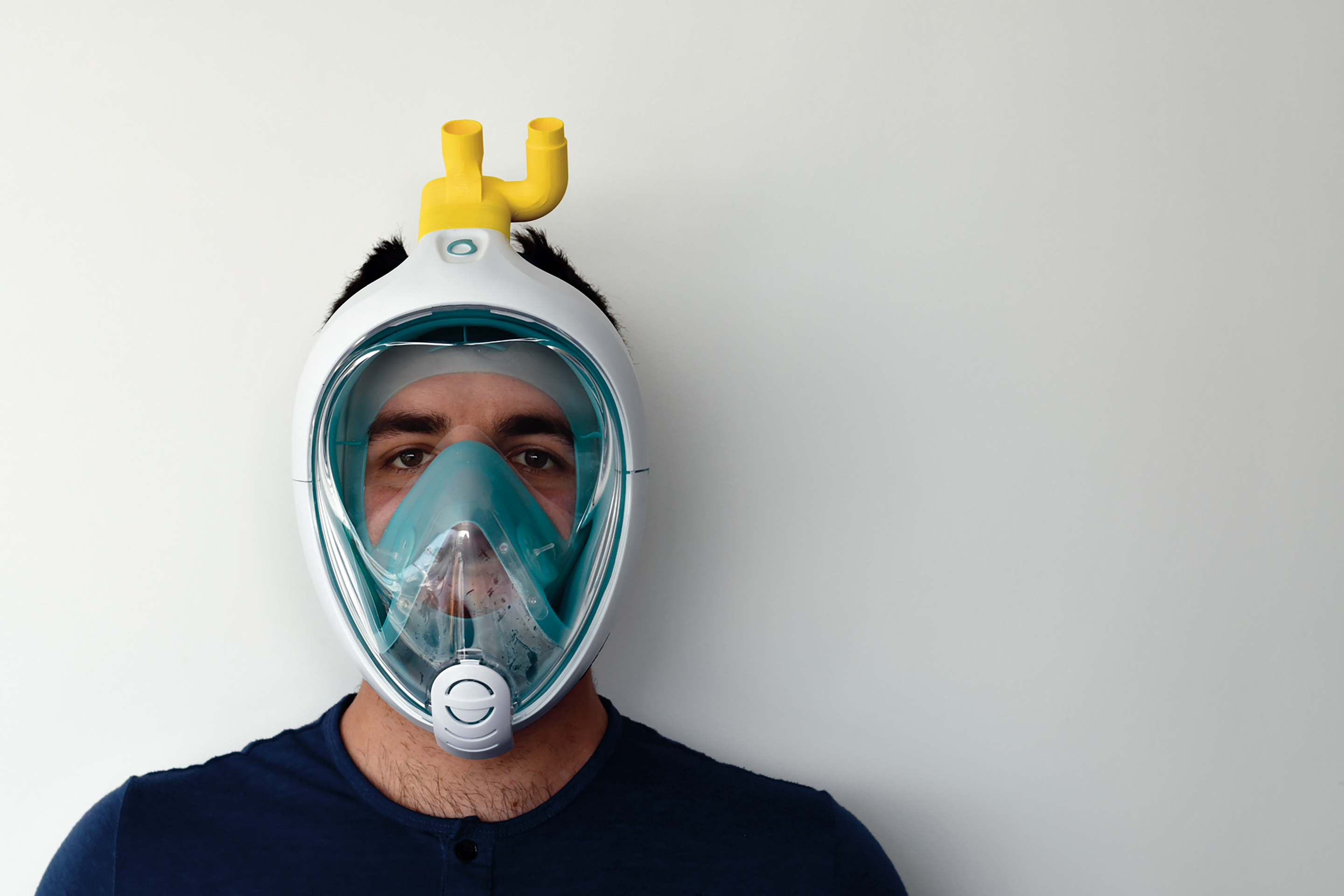 La maschera per ossigeno EASY-COVID19, trasformazione di una maschera per snorkeling, progetto di Cristian Fracassi e Alessandro Romaioli per Isinnova. Compasso d’Oro 2022.