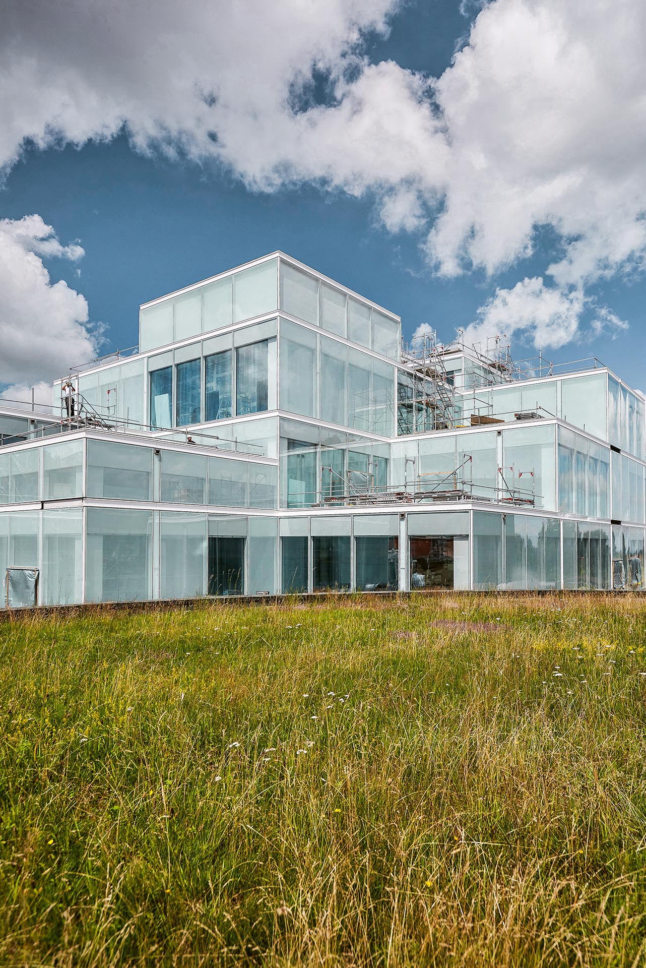 Neubau Square der Universität St. Gallen, Architektur Sou Fujimoto: Die 448 Fassadenelemente (geschlossene Doppelhautfassade mit innen liegenden  Rafflamellenstoren) sind direkt miteinander verbunden, wurden vorproduziert und liessen aufgrund der brüstungslosen Montage keine Toleranzen zu.
