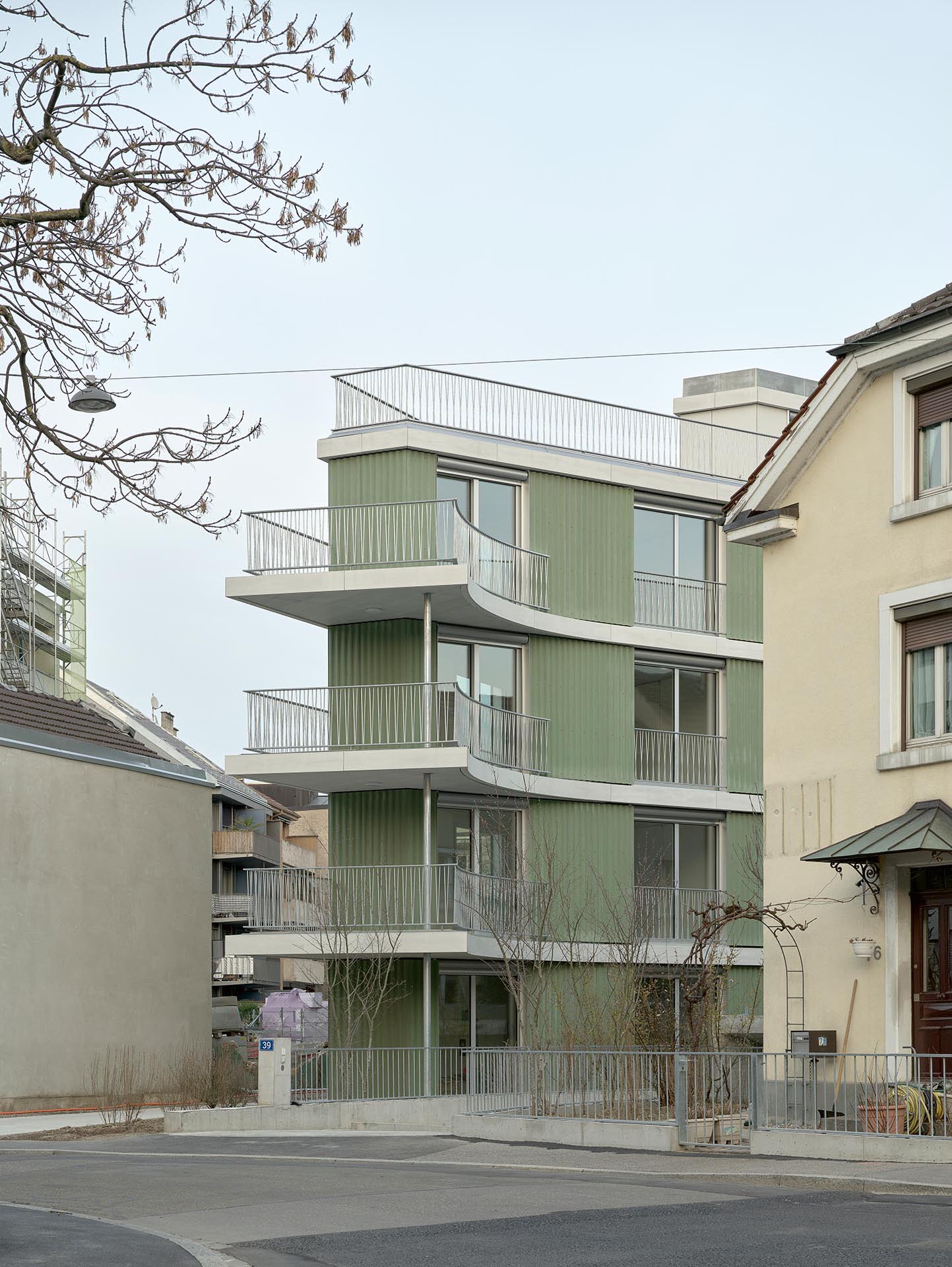 Wie ein freundliches, neugieriges Wesen ragt der Neubau aus dem bestehenden Blockrand heraus.