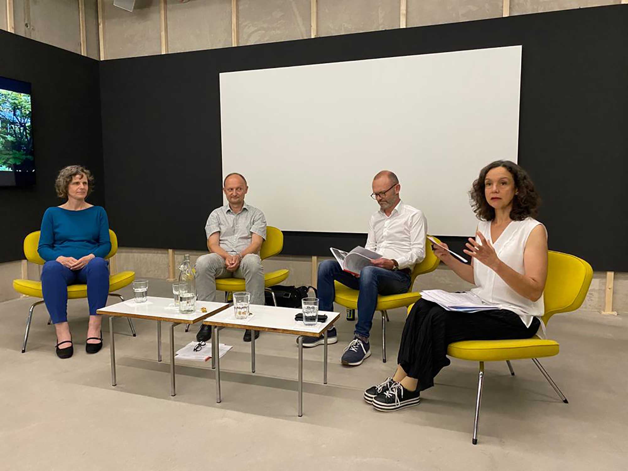 Von links nach rechts: Claudia Schwalfenberg, Leiterin Fachbereich Politik und Verantwortliche Baukultur beim sia, Martin Tschanz, Architekturhistoriker und -kritiker und Dozent an der ZHAW, Thomas Müller, stv. Geschäftsführer des sia und Judit Solt, Chefredaktorin von TEC21.