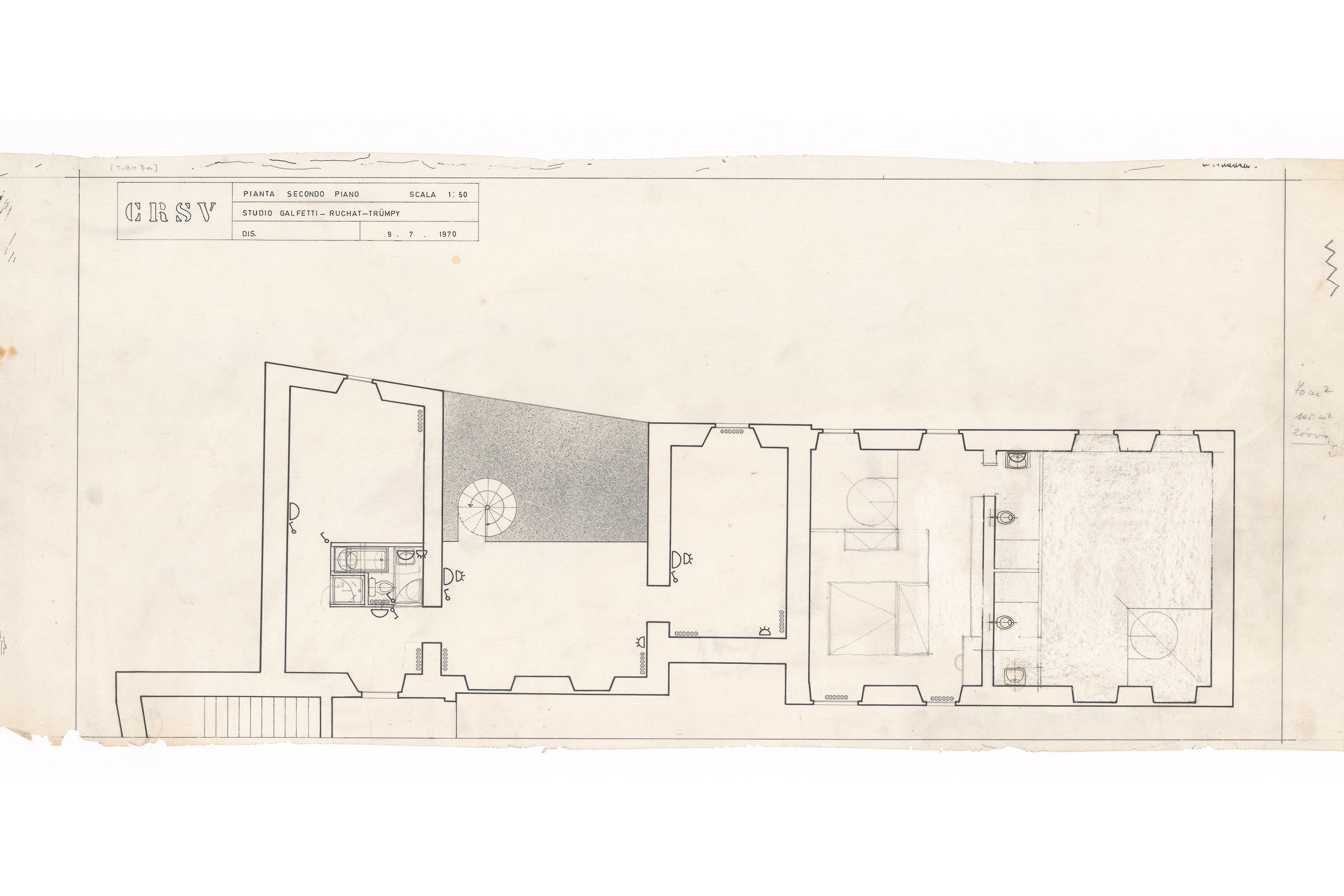 Soluzione intermedia del primo piano dell'appartamento di Flora Ruchat-Roncati; il bagno è posizionato nel grande ambiente della cucina, mentre la scala a chiocciola che porta al soppalco è ancora al centro del soggiorno.