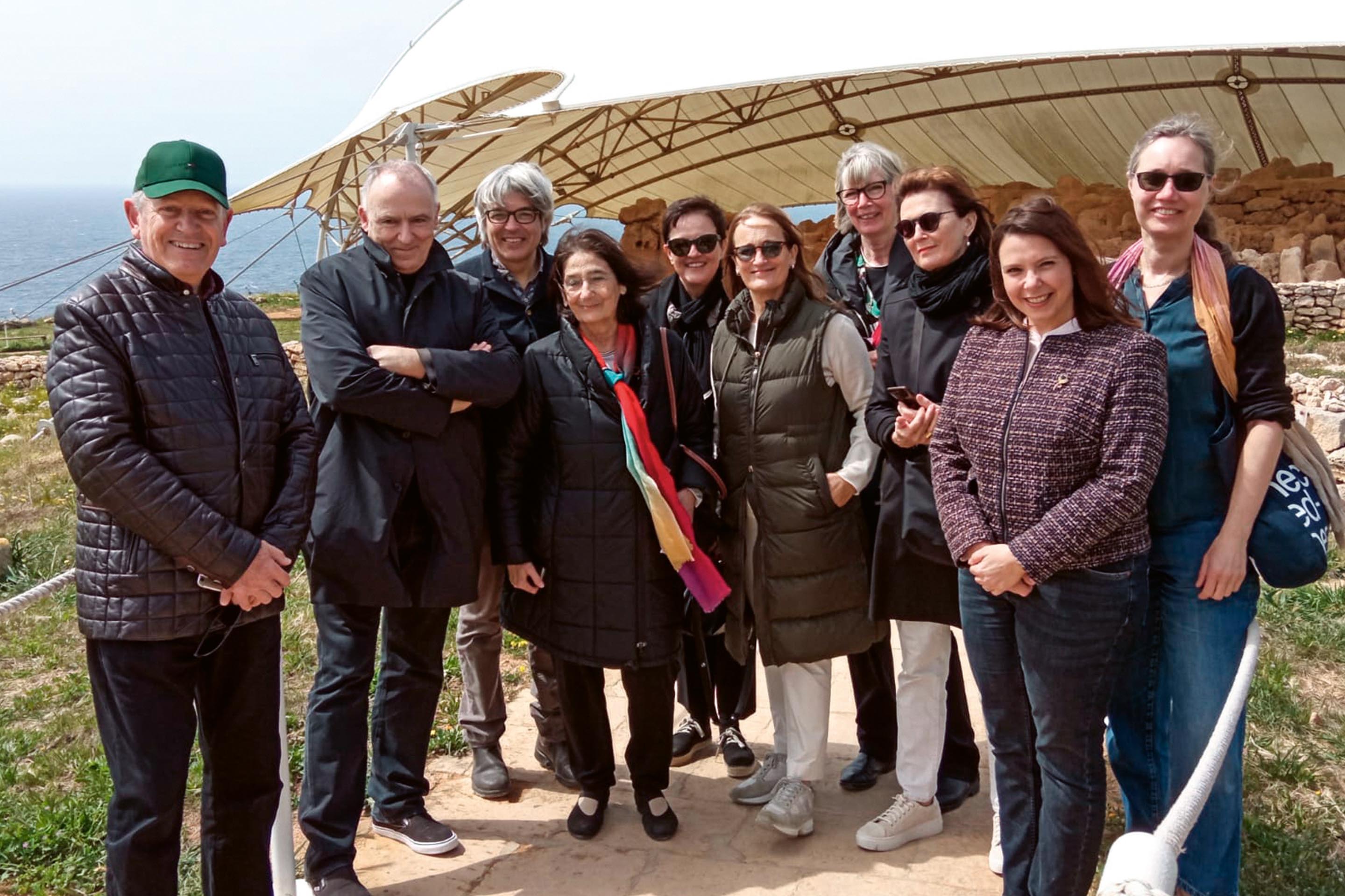 Visite avec les représentants de la Région Europe de l’Ouest de l’UIA des temples Hagar Qim et Mnajdra à Qrendi (Malte), et des couvertures de protection des vestiges qui sont le résultat d’un concours UIA gagné par le Suisse Walter Hunziker (2004-2010).