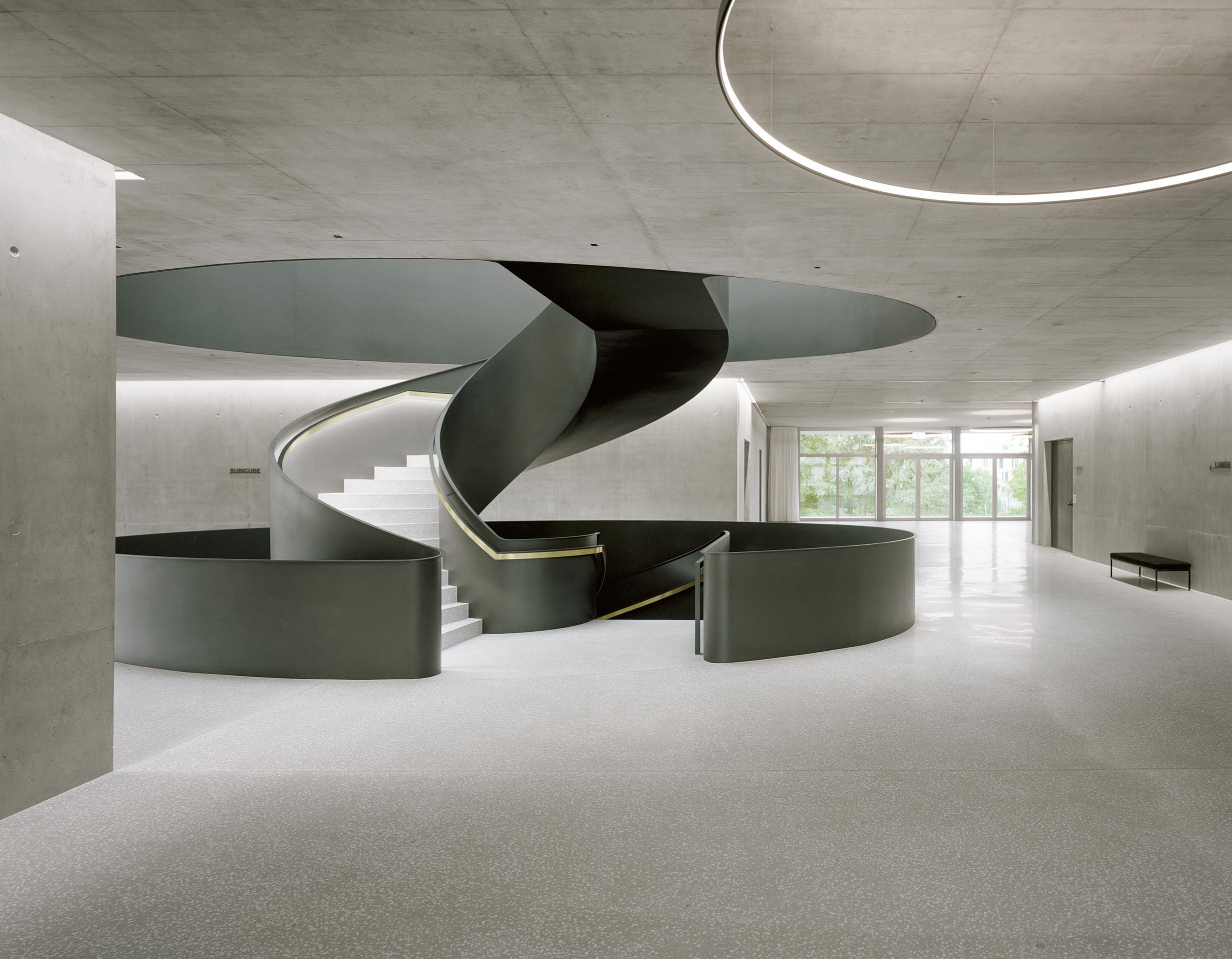 L’escalier, sculptural monument de métal, est la pièce ­iconique du projet.