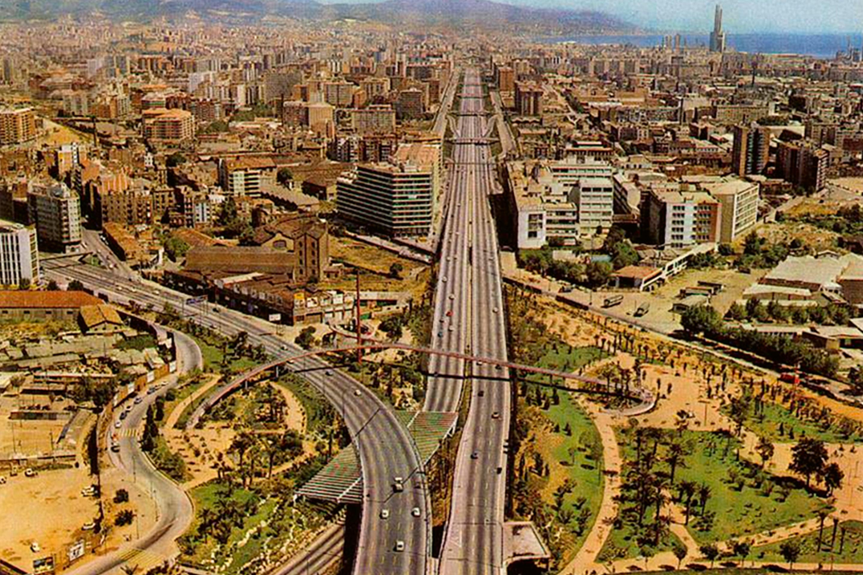 La Plaça de les Glòries Catalanes, ou place des Gloires catalanes, au croisement des principales avenues de la trame Cerdà en 1974.