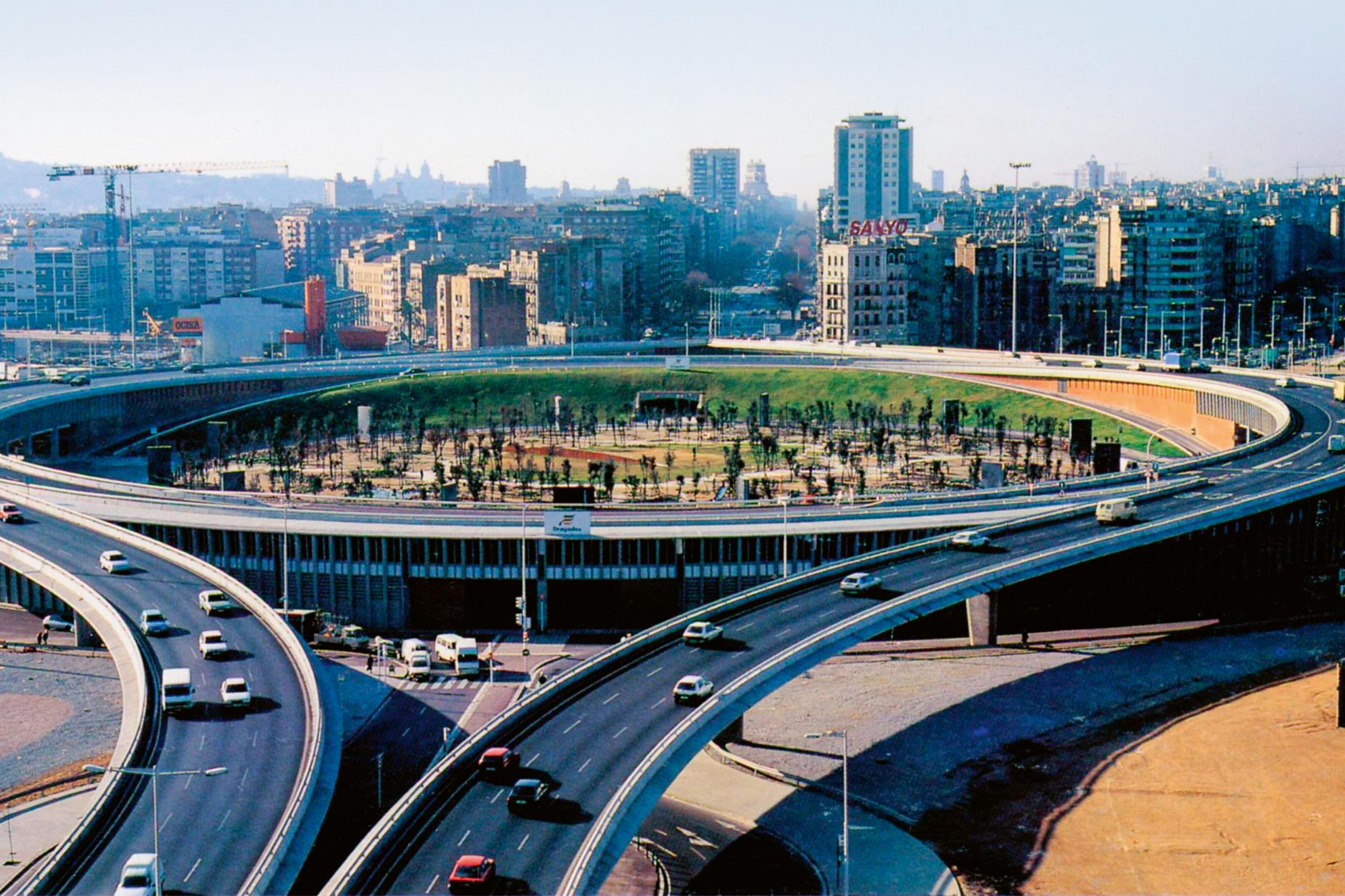 La Plaça de les Glòries Catalanes, ou place des Gloires catalanes, au croisement des principales avenues de la trame Cerdà dans les années 1990 après la construction de l’échangeur autoroutier, le «tambour».