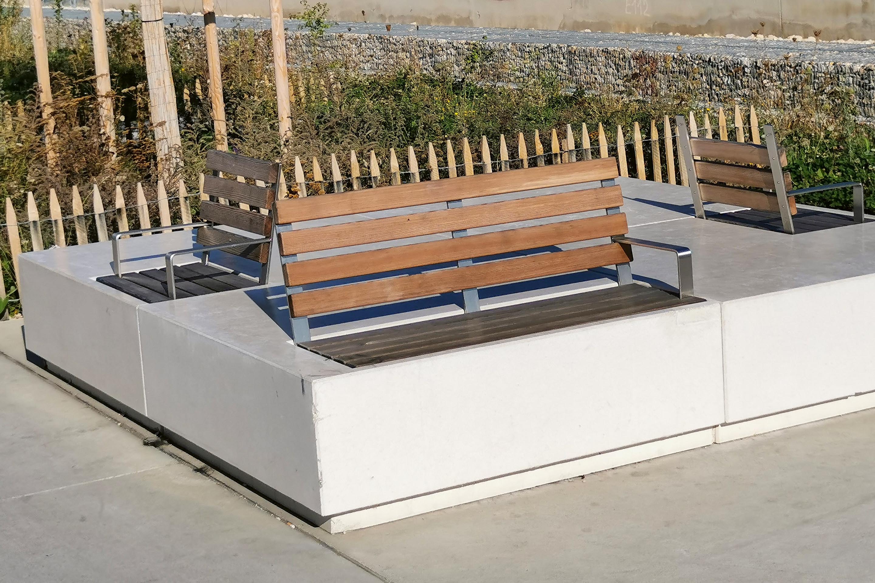 Inventaire de bancs issu de la carte banc’aire réalisée par l’association Bankkultur (secrets-bancaires.ch). Emplacement, accessibilité, environnement de proximité, cet inventaire permet la diffusion d’une culture des bancs.