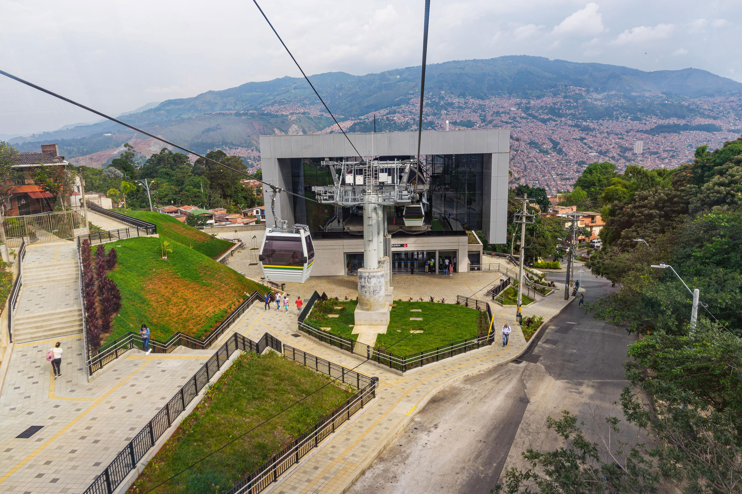 Urbanité-réinventée-Medellin-espace-public-réseau-de-transports-5.jpg