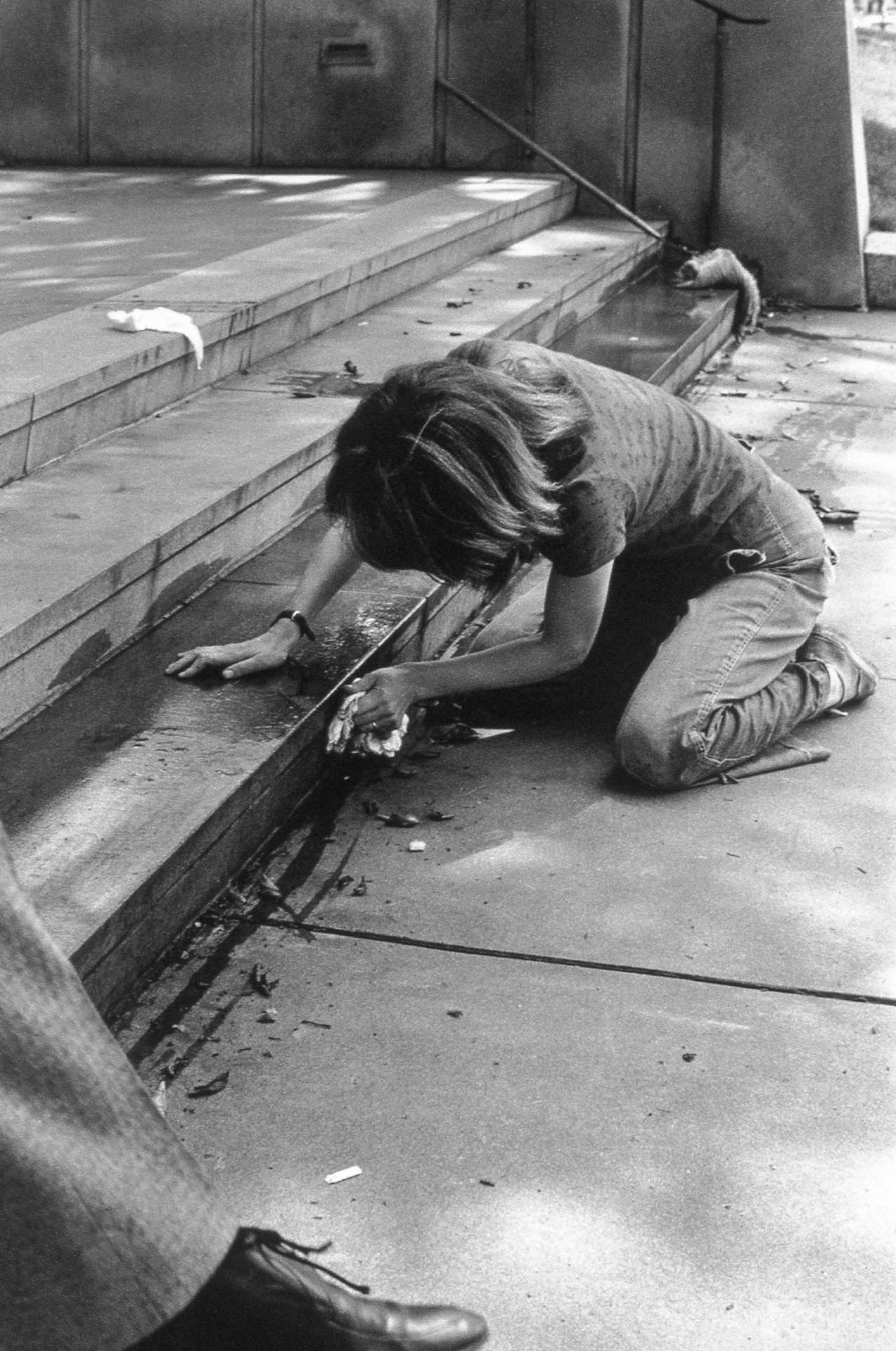 Dans les années 1970, l’artiste Mierle Laderman Ukeles met en performance les tâches ménagères dans les sphères privées et publiques, en plaidoyer pour leur reconnaissance. Maintenance – Outside, performance au Wadsworth Atheneum Museum of Art, Hartford, Connecticut (États-Unis), série Maintenance Art Performance, 1973-1974.