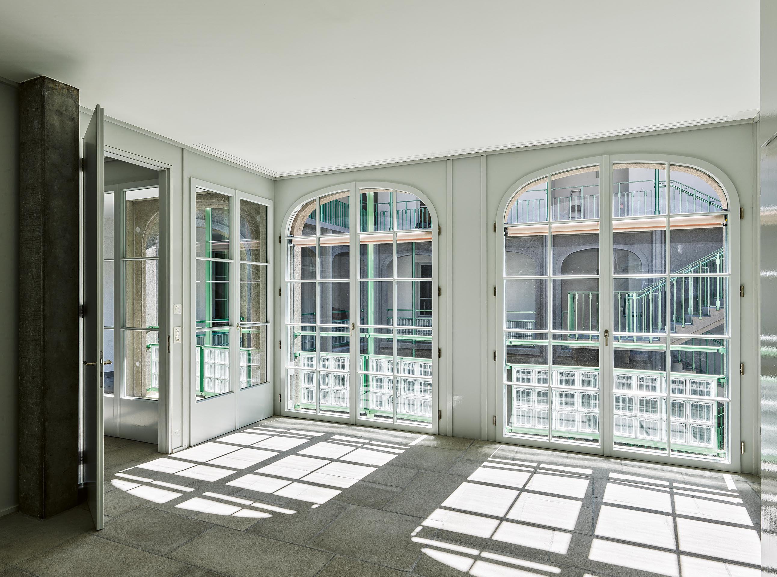 Il nuovo cortile interno riprende il tipico sviluppo del porticato  bernese e gli archi ribassati dell’edificio originale.