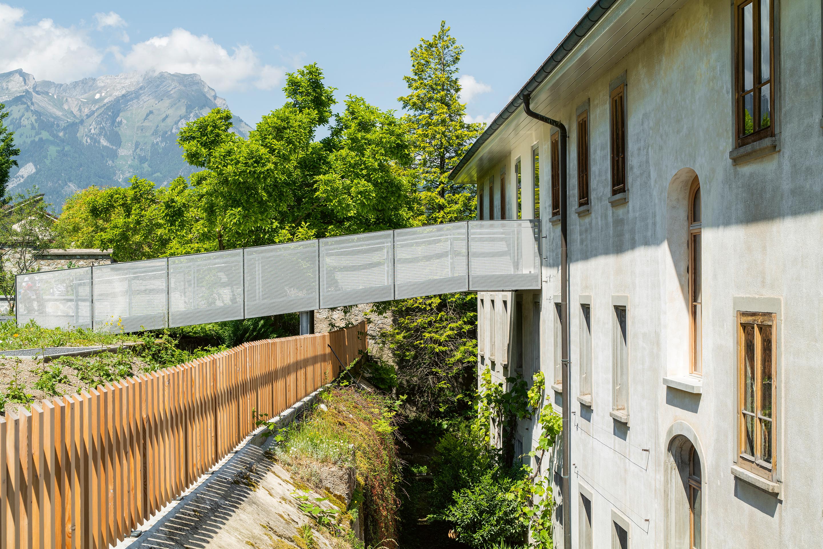 Les nouveaux ingrédients concoctés par Rothen Architekten –  ici, la passerelle entre le monastère et le jardin en terrasse
