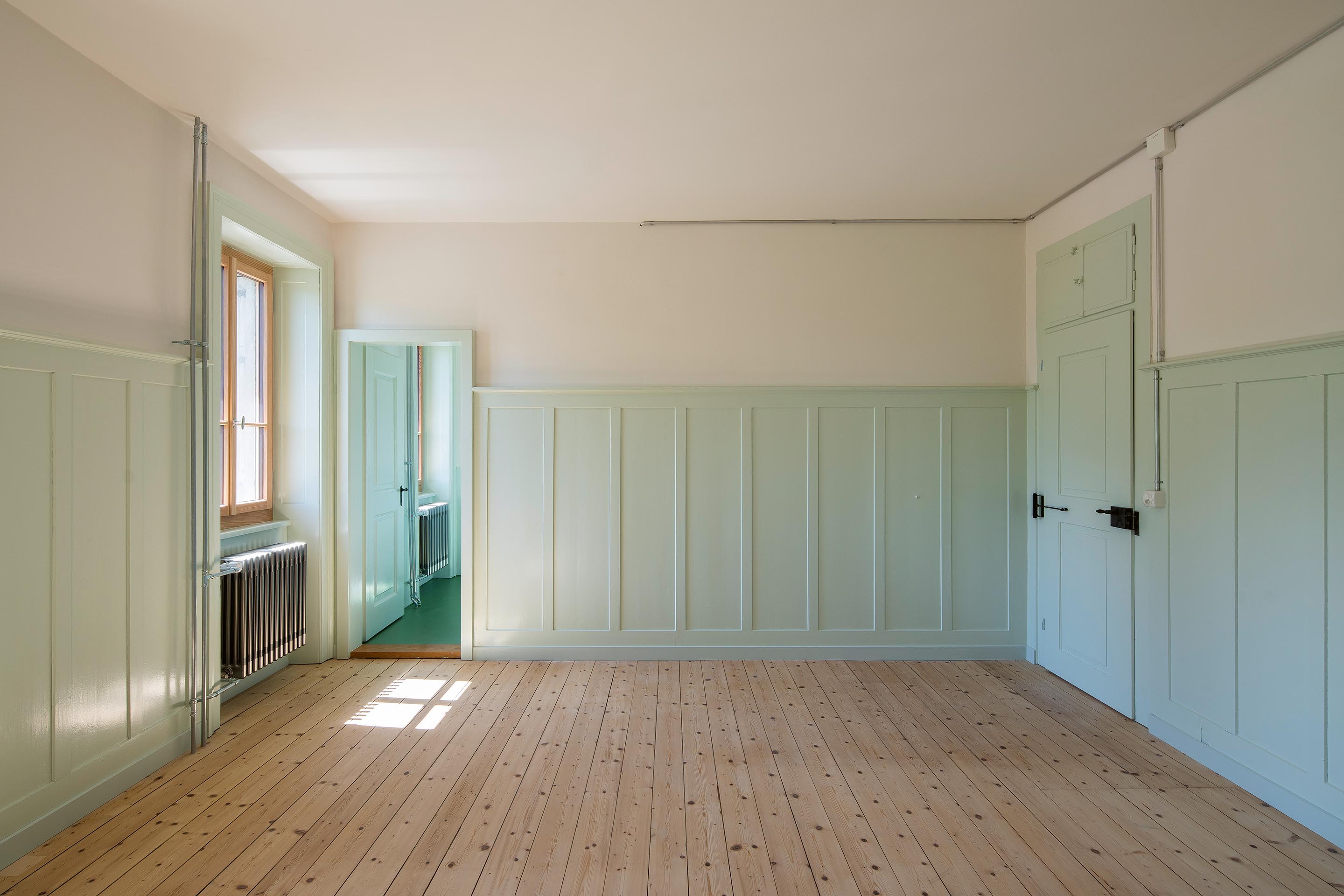 L’auberge a conservé l’esprit de l’ancien monastère, avec un luxe  spartiate que seuls les matériaux de qualité confèrent.