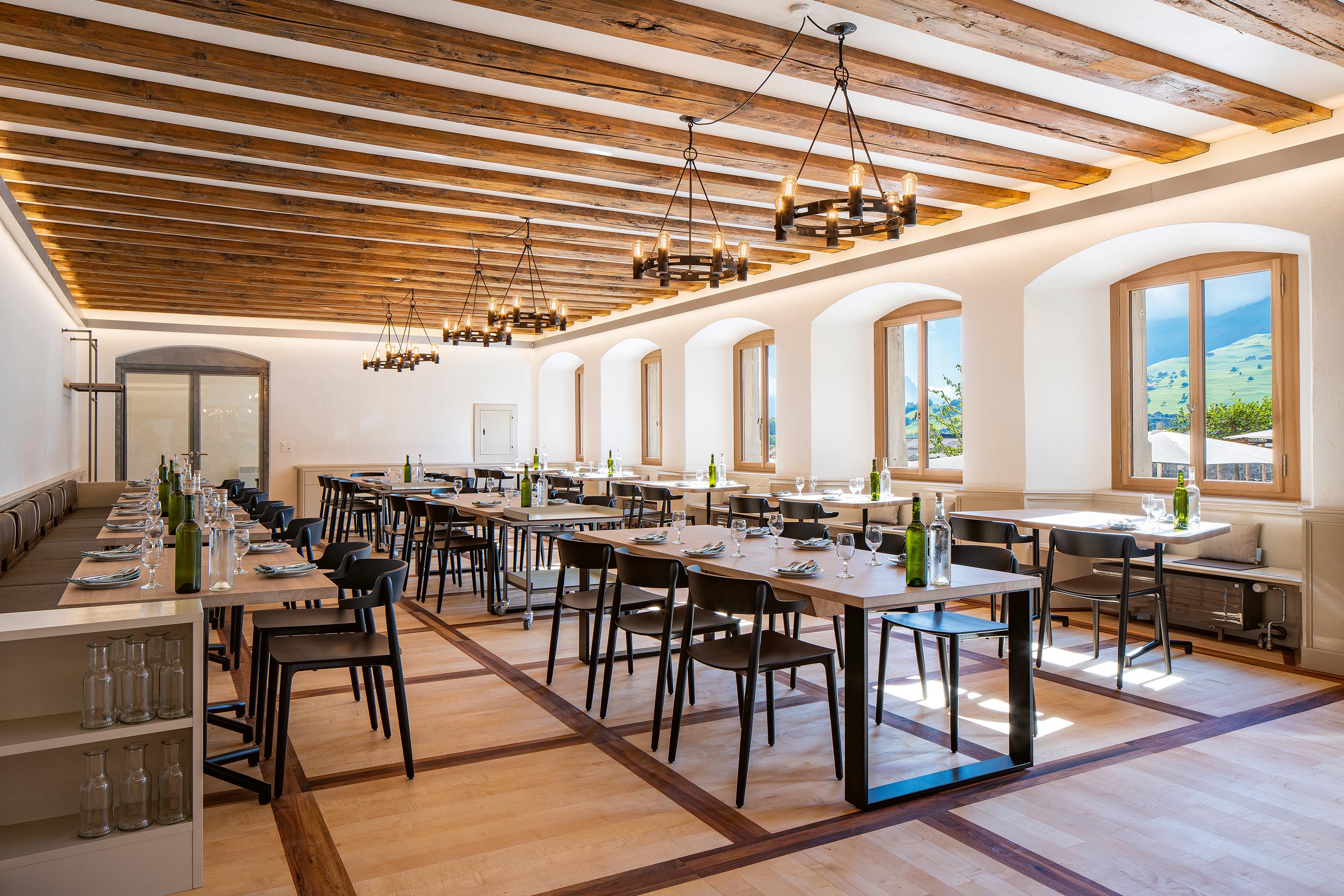 Nel ritmo rigoroso delle finestre si inseriscono una serie di accoglienti nicchie: Ristorante del Culinarium Alpinum.