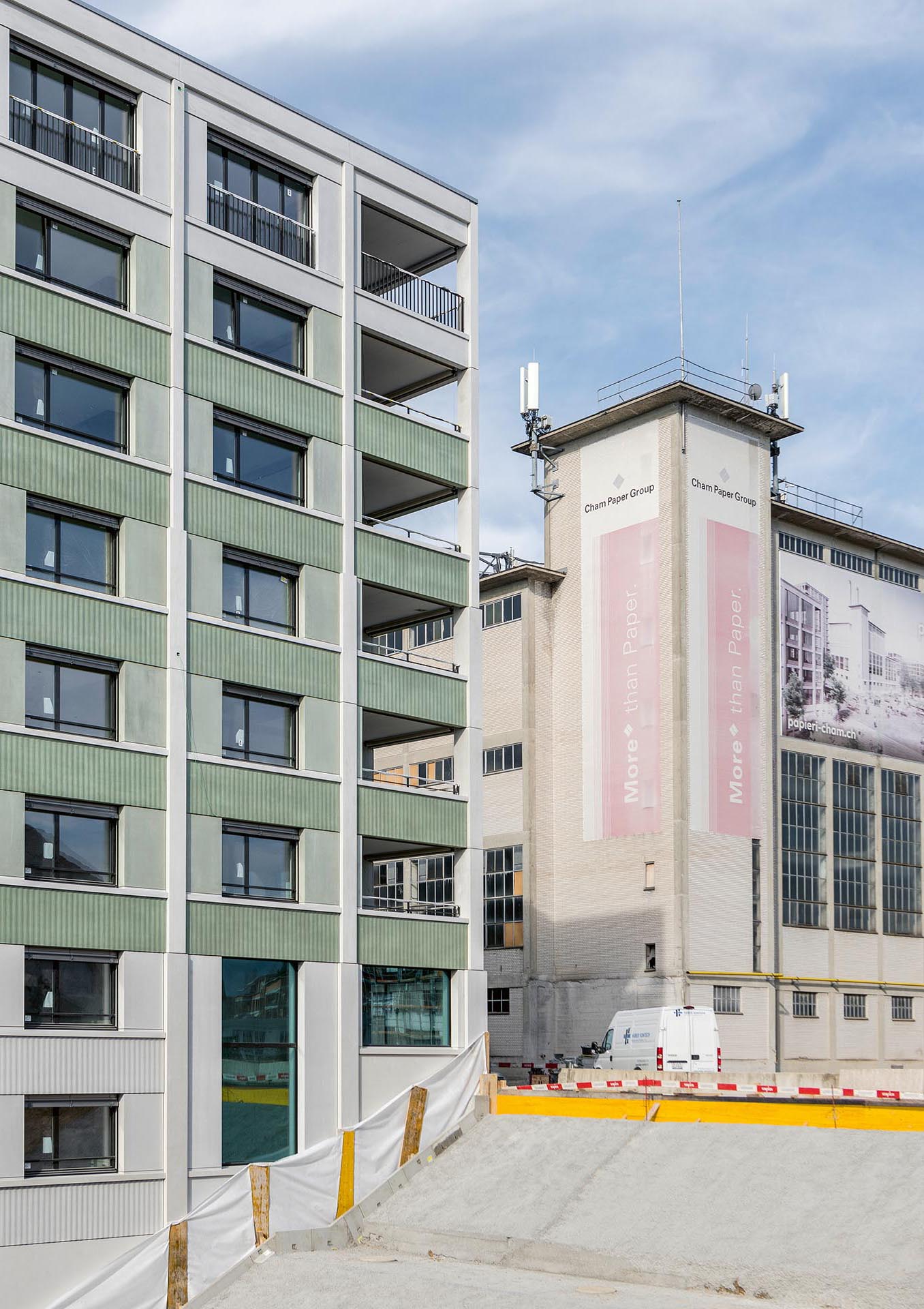 Il cuore del nuovo quartiere di Cham è formato dalla piazza dell’ex locale caldaie (a destra) che un’ampia scala libera collega al piccolo fiume Lorze. A sinistra il nuovo edificio A, di Galli Rudolf Architekten.