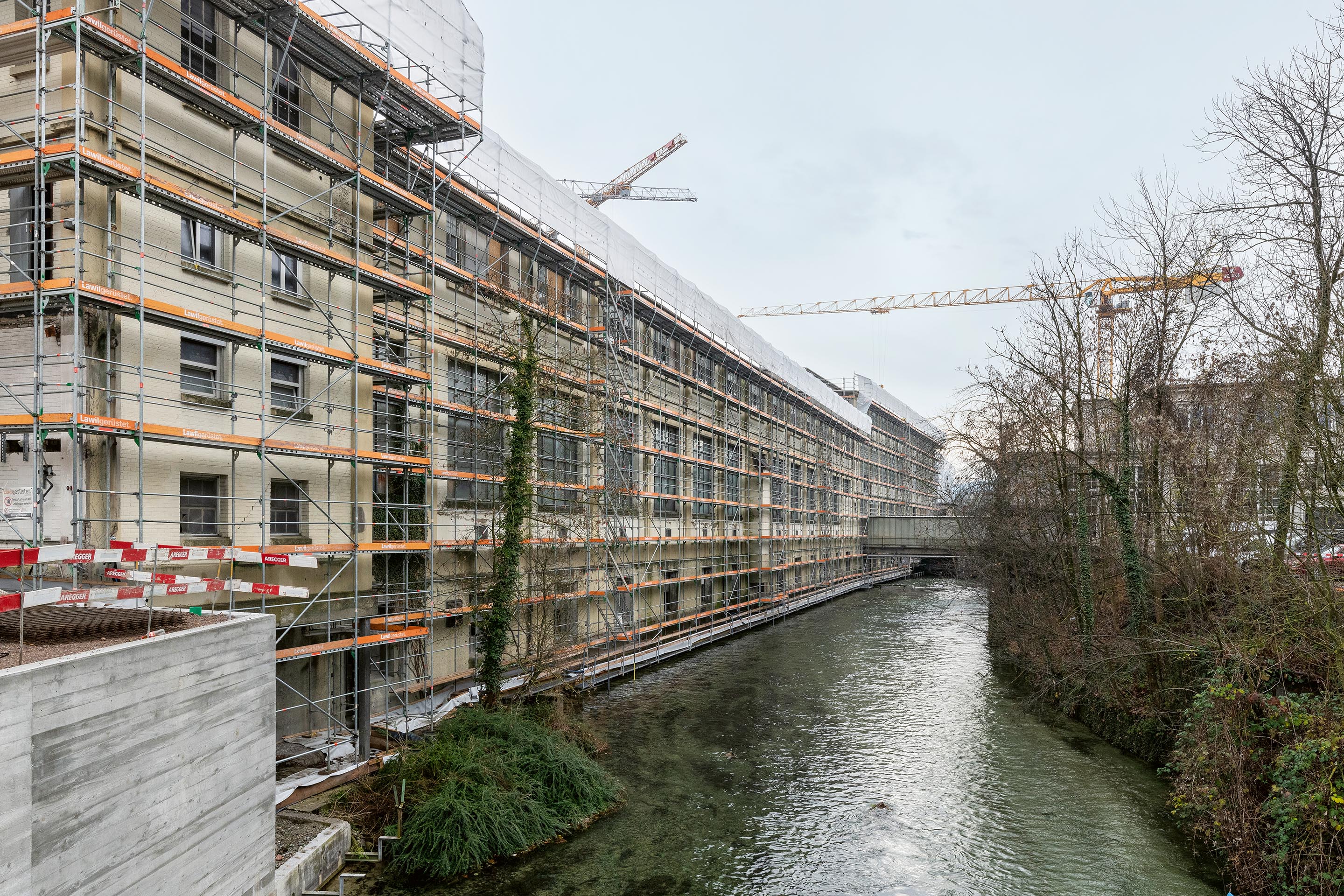 Die eindrucksvolle Reihe von Fabrikhallen entlang der Lorze kann dank Umbau und Umnutzung komplett erhalten werden.