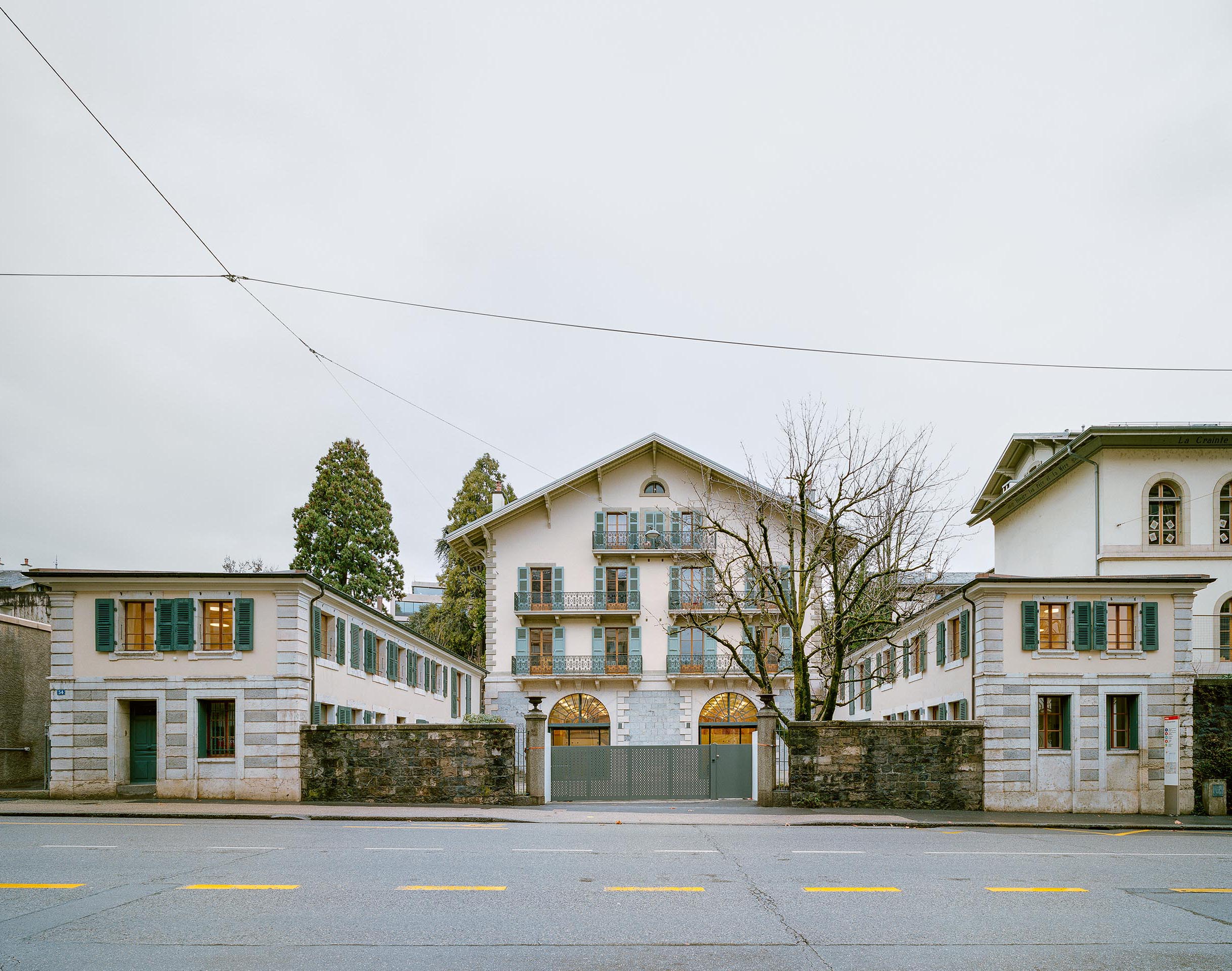 L’ensemble de la villa constitue l’un des plus intéressants témoins du secteur, tant par la qualité de son implantation que de son architecture. La façade sur cour dénote un style classique au langage soigné, avec des ouvertures régulières et des contrastes chromatiques de matériaux.