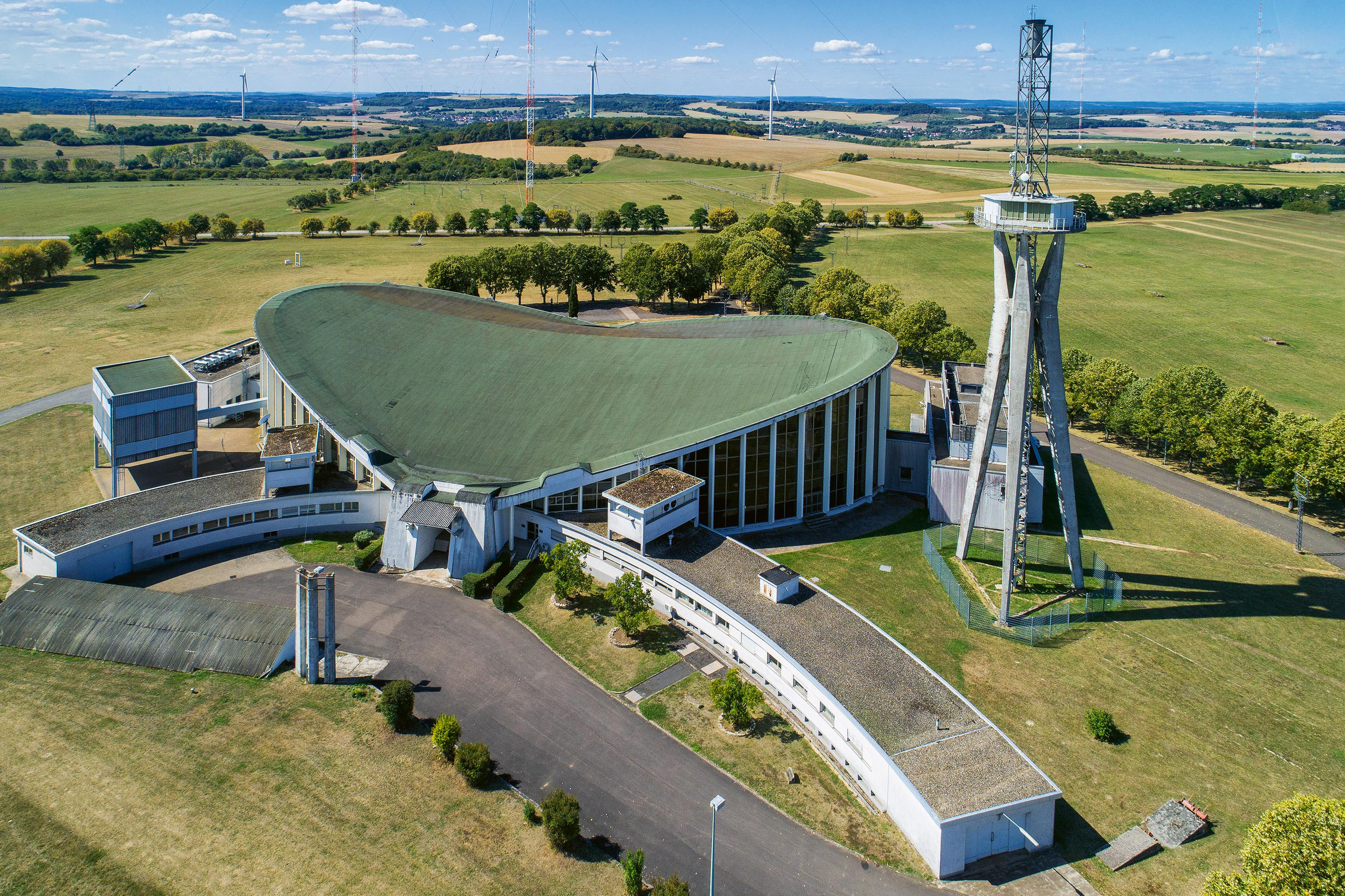 Der elegante Stahlbetonfernsehturm, der ebenfalls zum Sendezentrum am Sauberg gehört, musste wegen Betonabplatzungen und Korrosionsschäden instand gesetzt werden (Abschluss 2021).