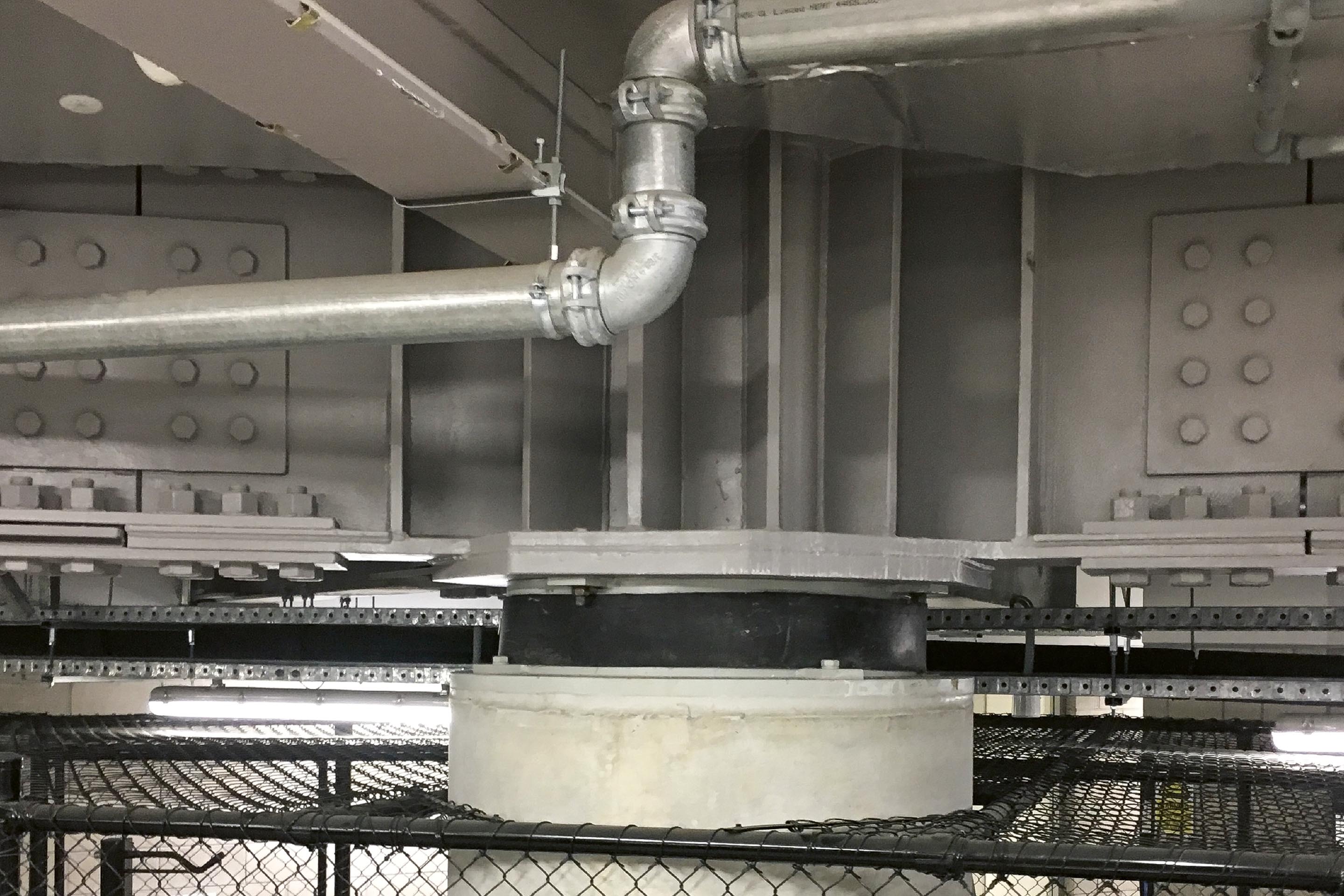 Système d’isolation sismique supportant une construction en acier modulaire selon le concept mis en avant sur la figure D’’.