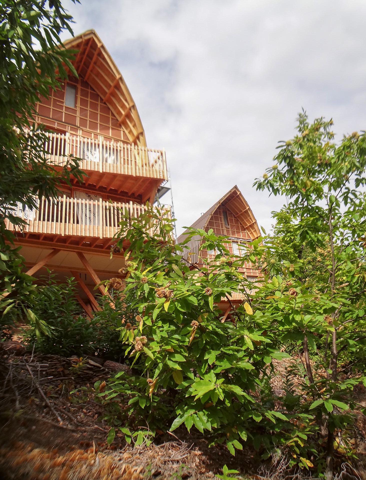 Les Bogues du Blat: maisons en bois en partie autoconstruites conçues en 2009-2010 par l’atelier Construire : Patrick Bouchain, Loïc Julienne, Sébastien Eymard avec le concours de Jean Lautrey. La commande émane de la commune de Beaumont (Auvergne-Rhône-Alpes) dans le cadre de l’action Nouveaux commanditaires et du programme «Habitat, Développement social et Territoires» de la Fondation de France.