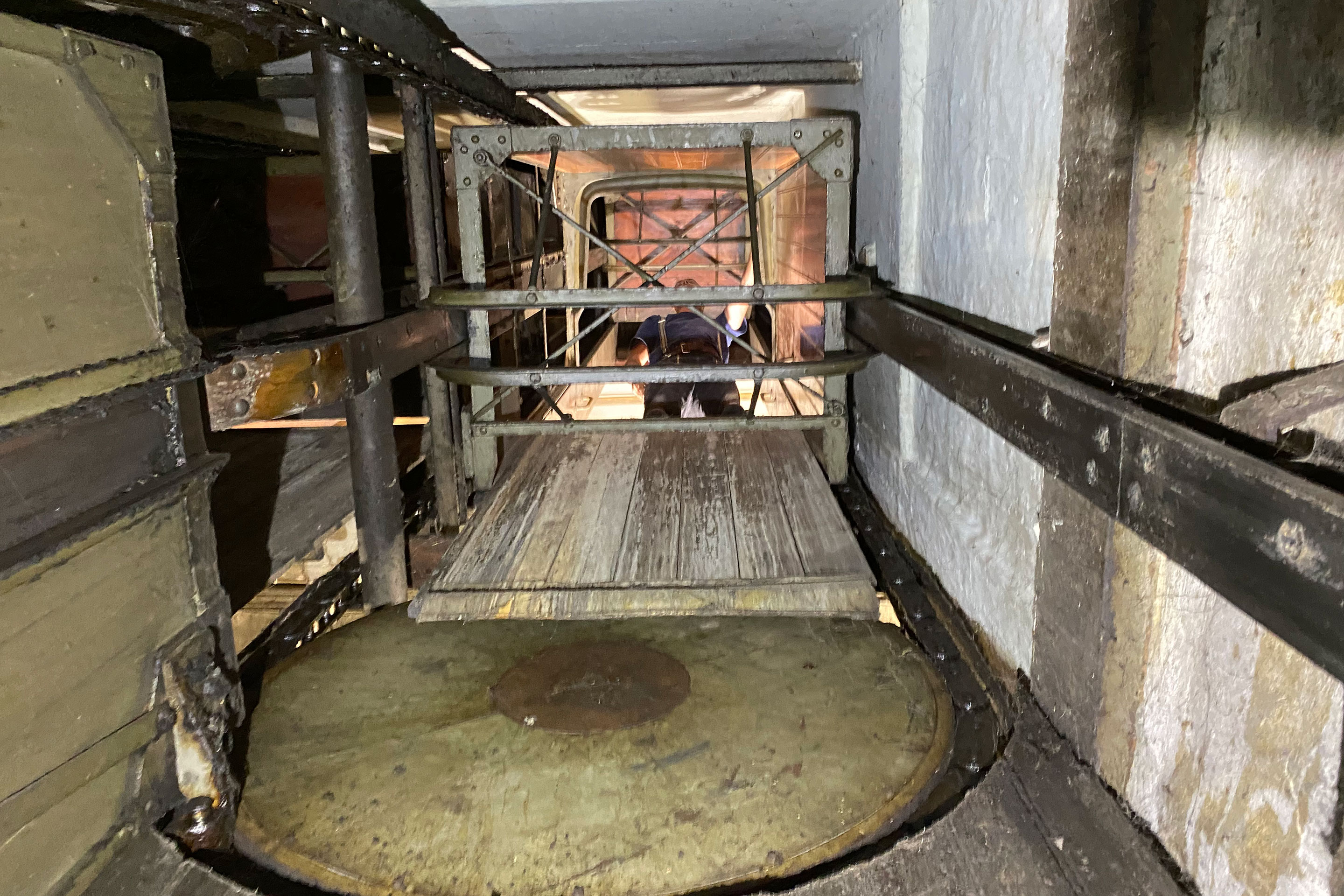 Der Liftschacht zu Beginn der Restaurierung: Die Holzverkleidungen der Fahrkörbe werden ausgebaut.