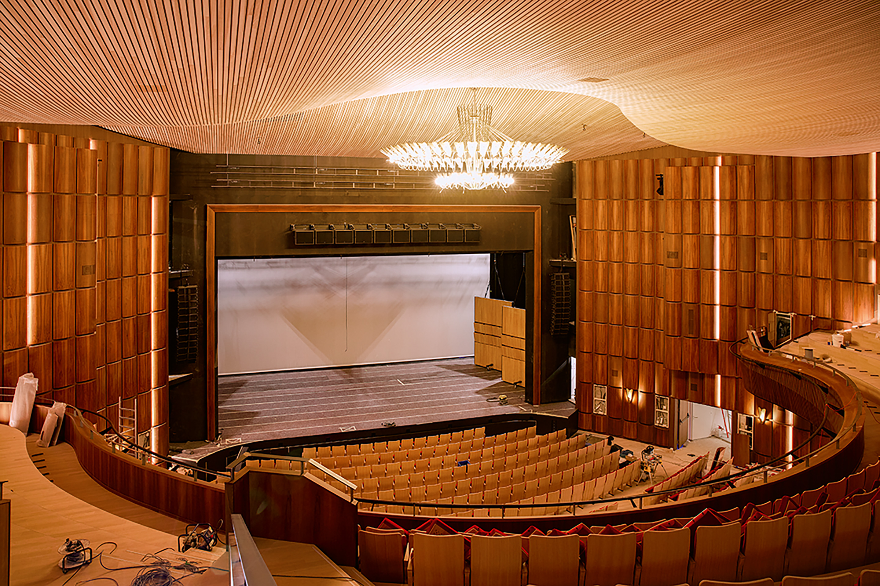 Le plafond en bois présente d’élégantes courbes développées sur maquette par l’architecte.