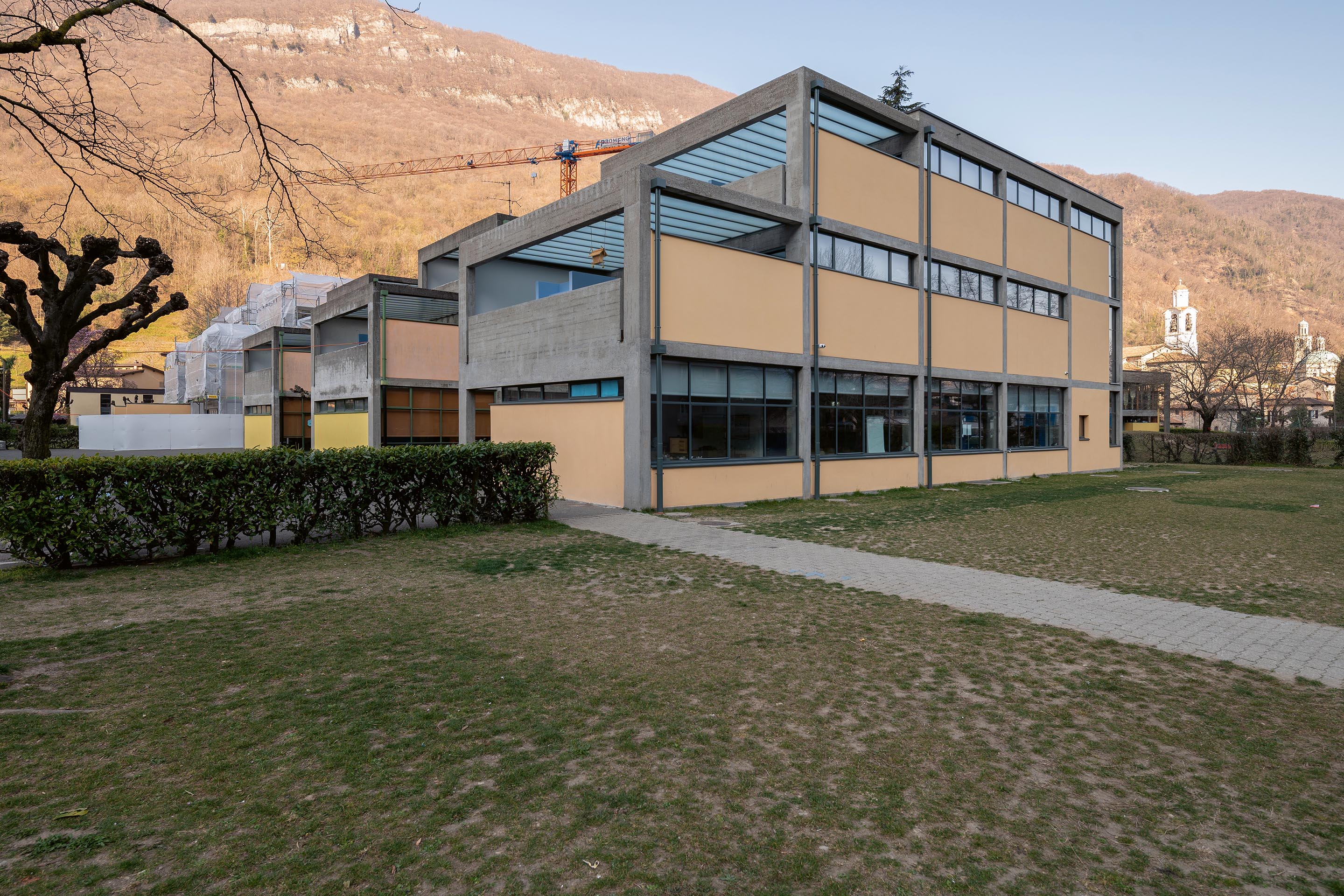 Vista del prospetto nord-est del Centro scolastico: in evidenza il blocco 5 dopo il restauro.