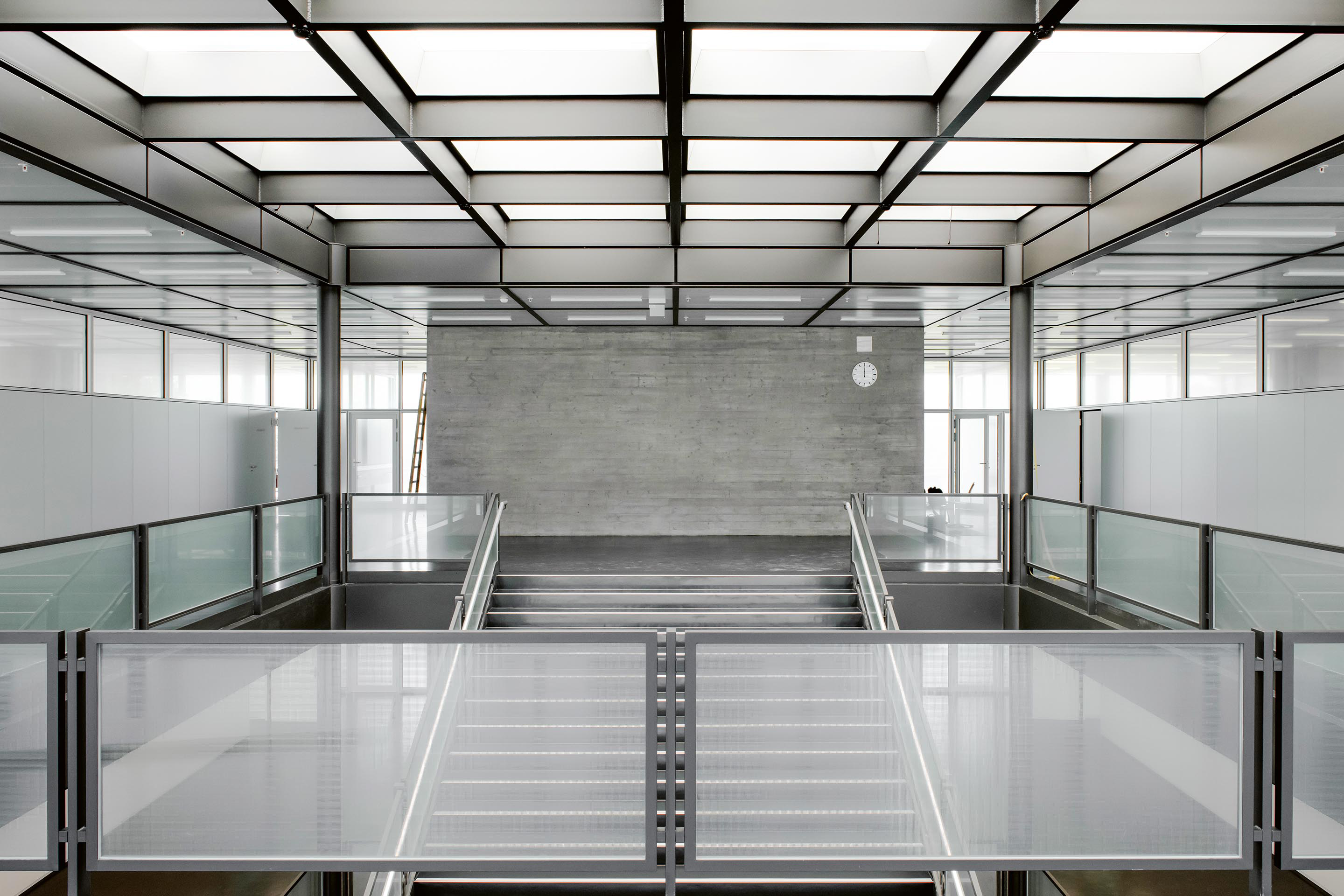 Im Schulhaus Auen 1 schaffte die Umplatzierung des ehemals im Treppenauge eingebauten Lifts in den neu organisierten Betonkern (hinten) eine räumliche Klärung.