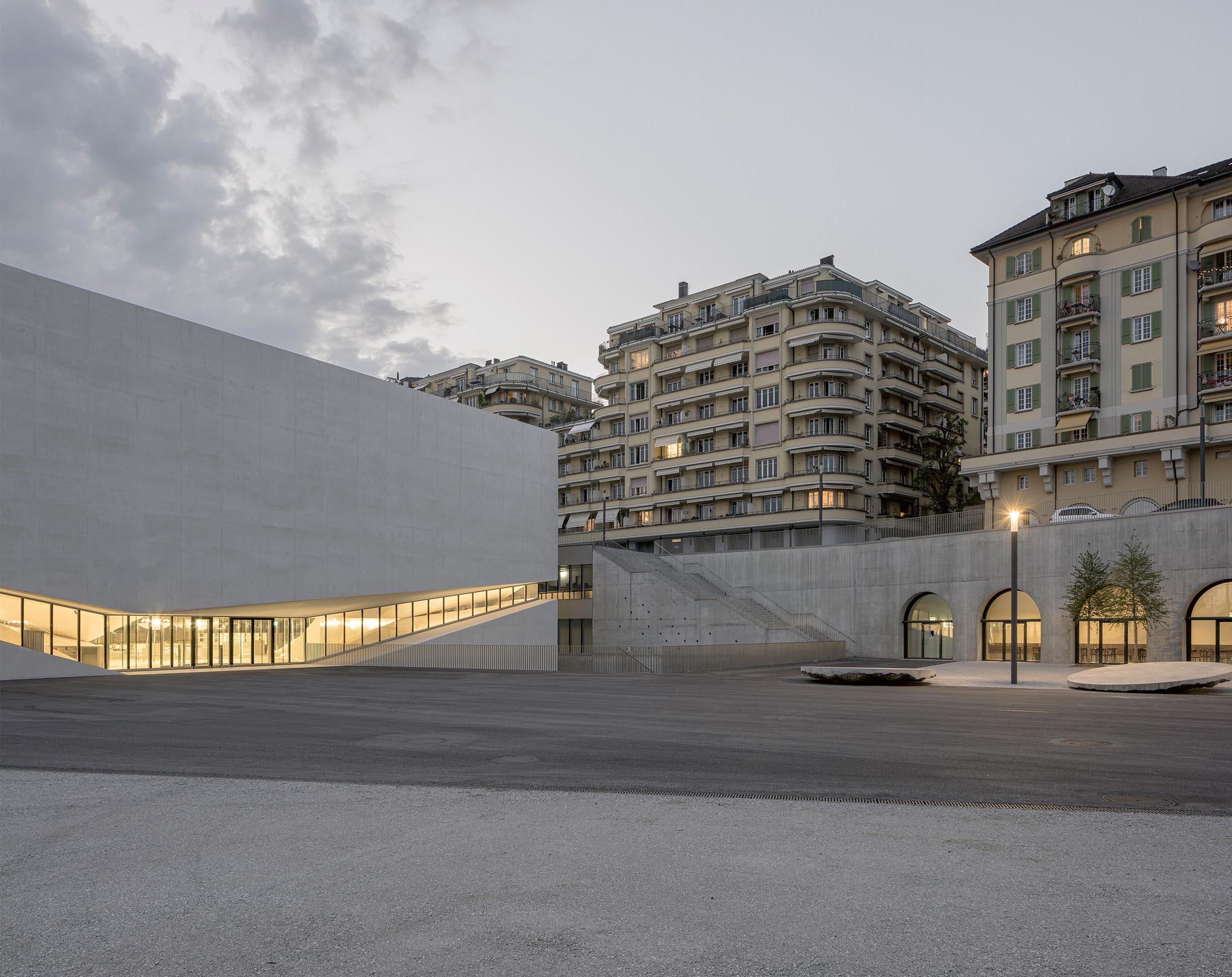Le foyer dans la continuité de l’espace public.