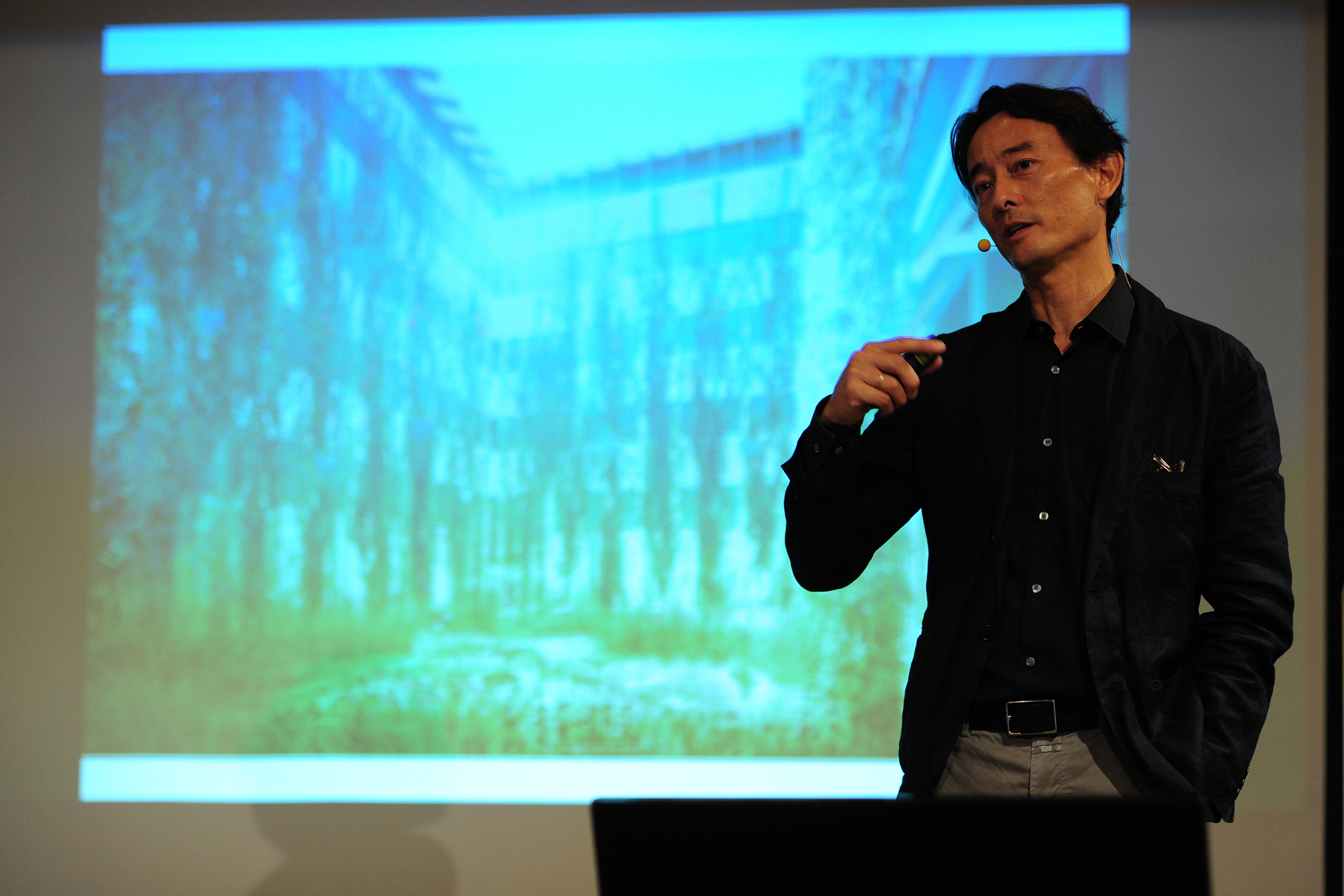 Alexander Franz, Leiter der Nachhaltigkeitsabteilung von Herzog &amp; de Meuron, als Referent am Symposium Solares Bauen