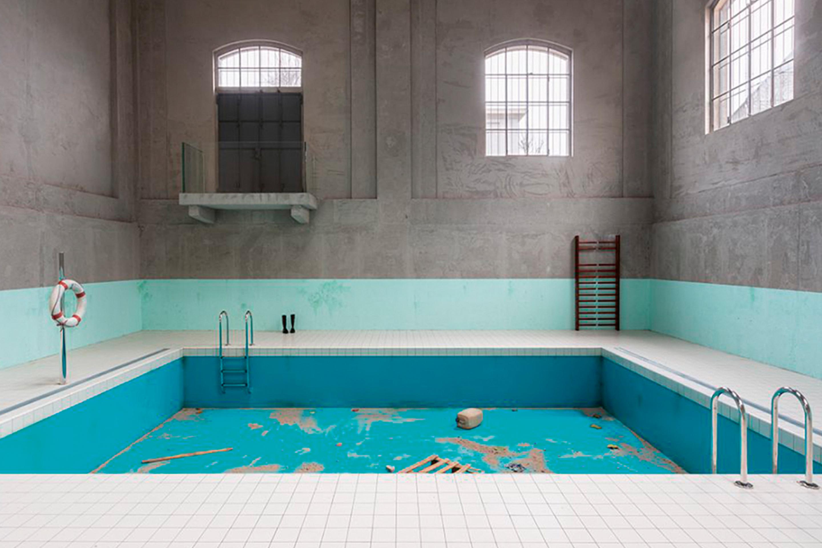 Elmgreen &amp; Dragset, Piscina di Largo Isarco, 2021 (veduta della mostra Useless Bodies? alla Fondazione Prada, 2022).