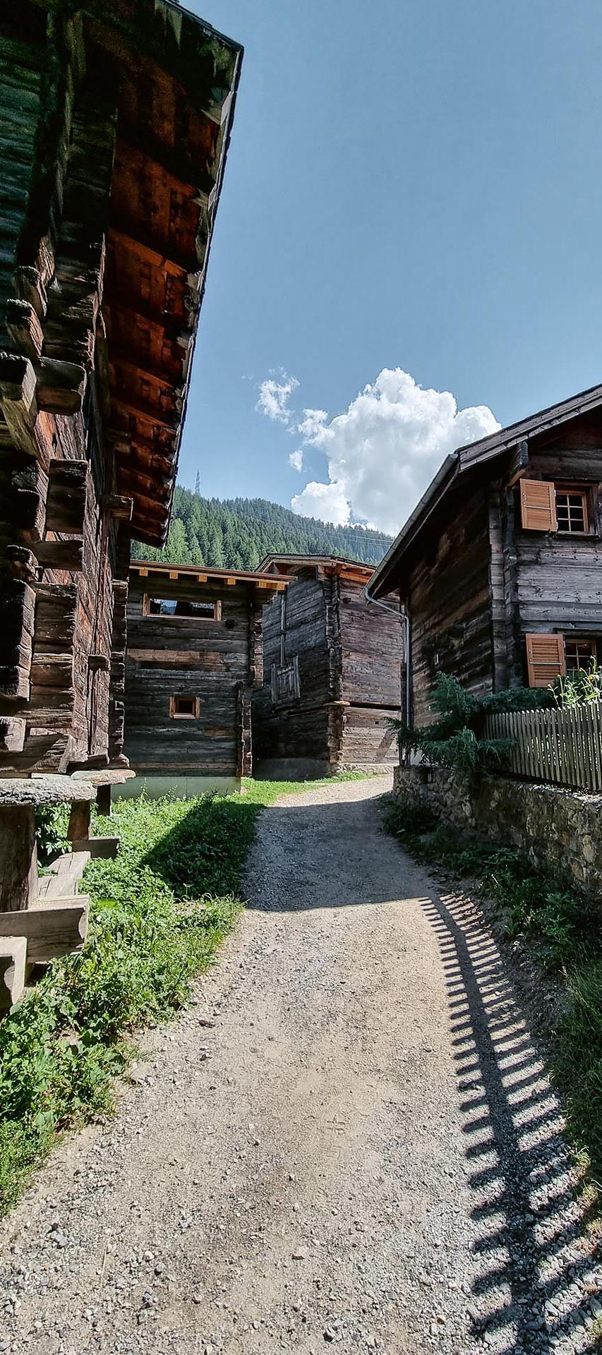 Der alte Dorfkern von Ernen zeichnet sich in einem Bereich durch die Speicher, Stadel und Ställe aus. Bei diesen dürfen bestehende Türen, Fenster und Tore genutzt und vergrössert werden.