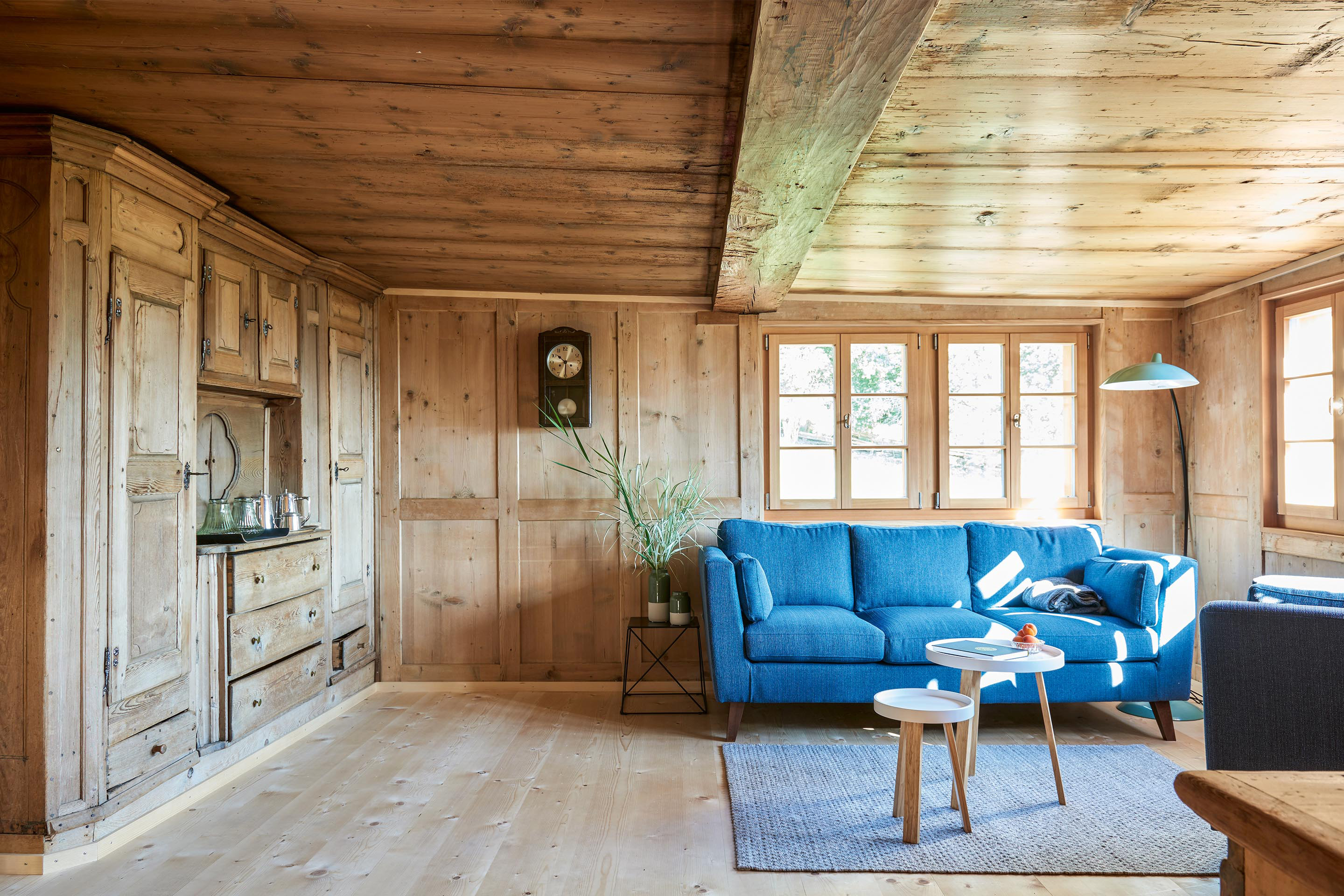 Die niedrigen Räume der Wohnhäuser stellen ein Problem für eine zusätzliche Isolationsschicht dar. Eine energetische Anpassung diesbezüglich verlangt das Gesetz bei einer Renovation. Im Fall des «Hüs uf der Flüe» wurde bei den Seitenwänden eine Isolation hinter die Täferung gelegt und der Dachstock isoliert, ohne dass ihm wegen der knappen Höhe eine Nutzung zugeordnet wurde.