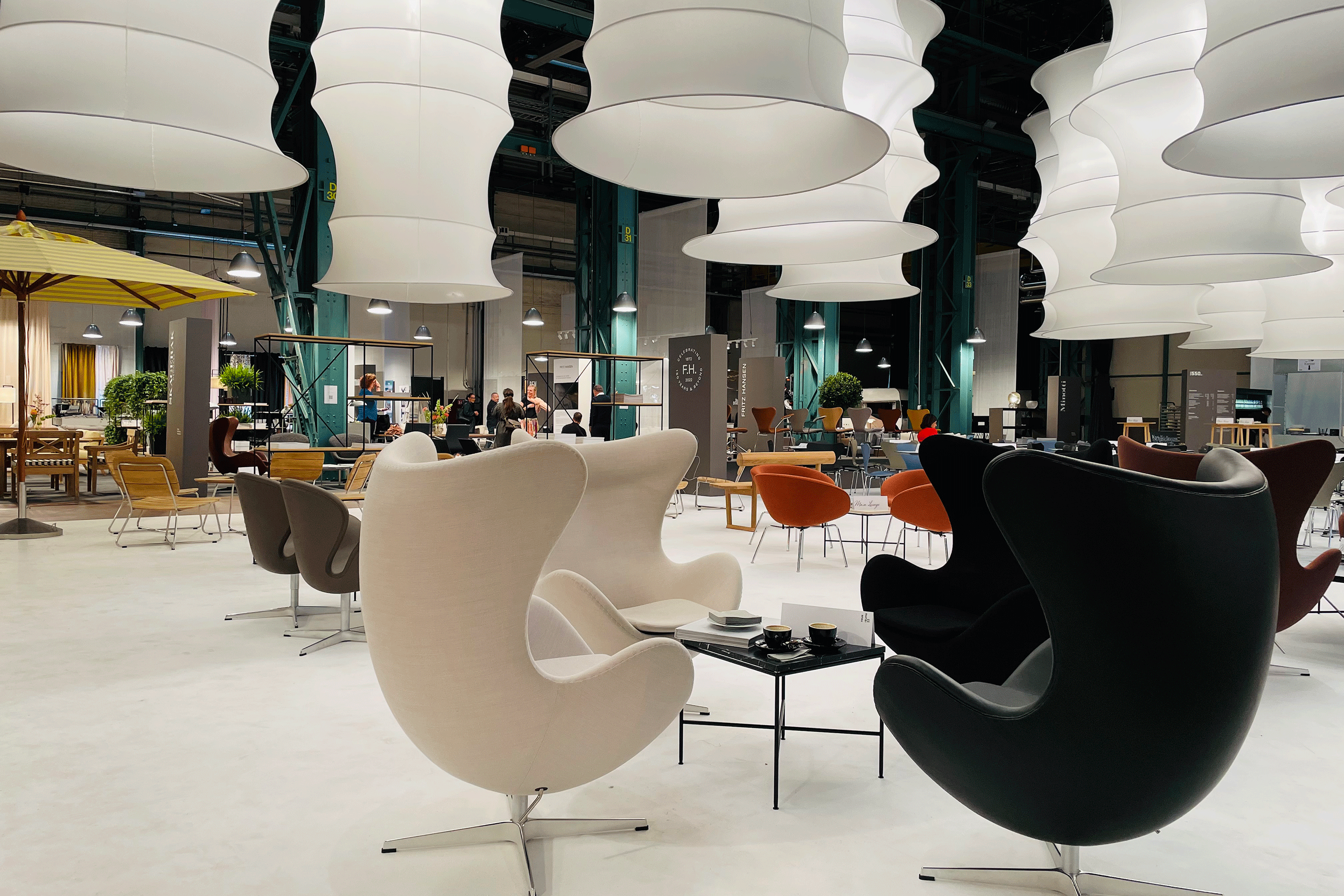 Auf einem 100-m²-Stand setzte die dänische Marke Fritz Hansen ihre Jubiläumsedition anlässlich des 150-jährigen Firmenbestehens in Szene, so die Jubiläumsausgaben der Designikonen «Egg» und «Swan» von Arne Jacobsen.