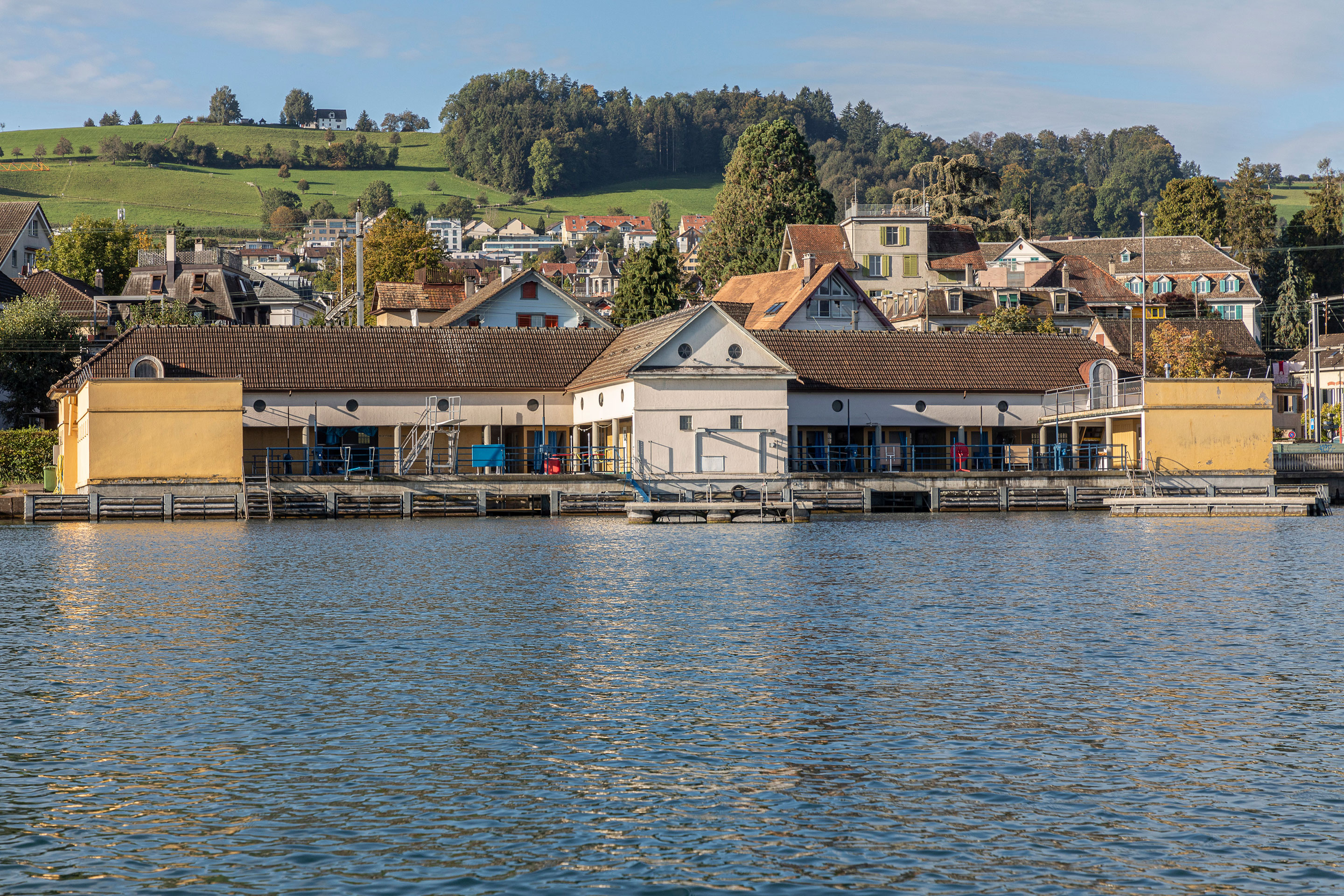 Das Seebad «Brettlibadi» in Wädenswil (Zürich) wurde im Jahr 1922 über dem Wasser erstellt. Frauen- und Männerbad waren früher strikt getrennt; die beiden Becken boten auch den damals zahlreichen Nichtschwimmern Gelegenheit zum Baden. Wegen massiver Setzungen (die Schrägstellung des Gebäudes ist heute noch sichtbar) musste 1985 die bestehende Holzpfählung durch sechs Grossbohrpfähle ergänzt werden. Wesentliche Bauteile Teile des Gebäudes wurden unter Schutz gestellt.