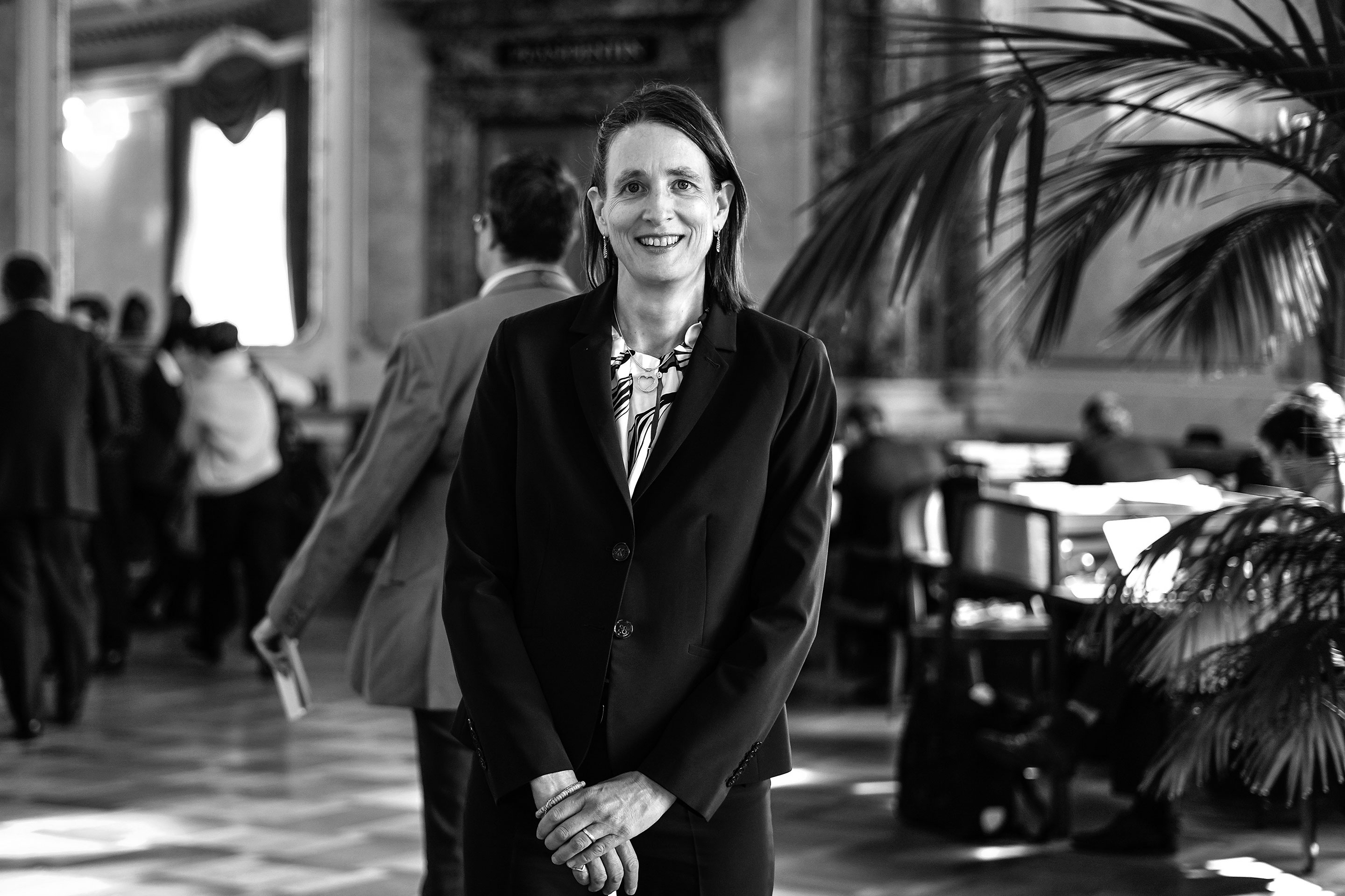 Céline Weber ist Ingenieurin ETH/SIA und hat an der EPF Lausanne zum Thema der Optimierung städtischer Energiesysteme promoviert. Nachdem sie ihre berufliche Laufbahn im akademischen Umfeld zwischen Tokio und Lausanne begonnen hatte, wurden ihr leitende Positionen bei Vantico in Monthey, Silcock Dawson &amp; Partners (Grossbritannien) und bei Amstein +  Walthert in Genf angeboten. Im Jahr 2016 gründete sie in La Rippe VD ihr eigenes Energieberatungsbüro focus-E. Seit November 2021 ist sie National­rätin (GLP/VD
