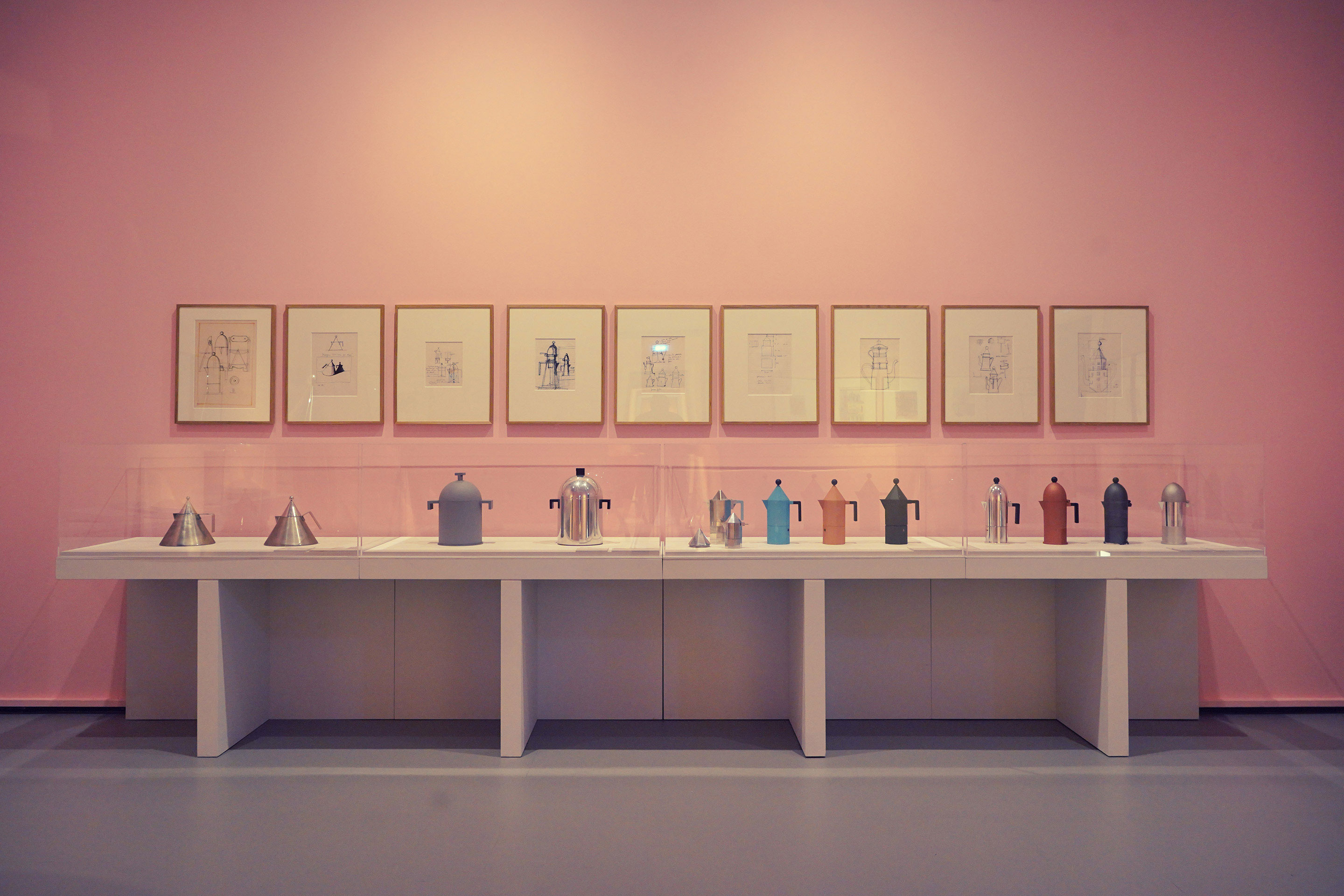 Ausstellungsraum der Alessi-Kaffeemaschine und die dazugehörigen Skizzen.