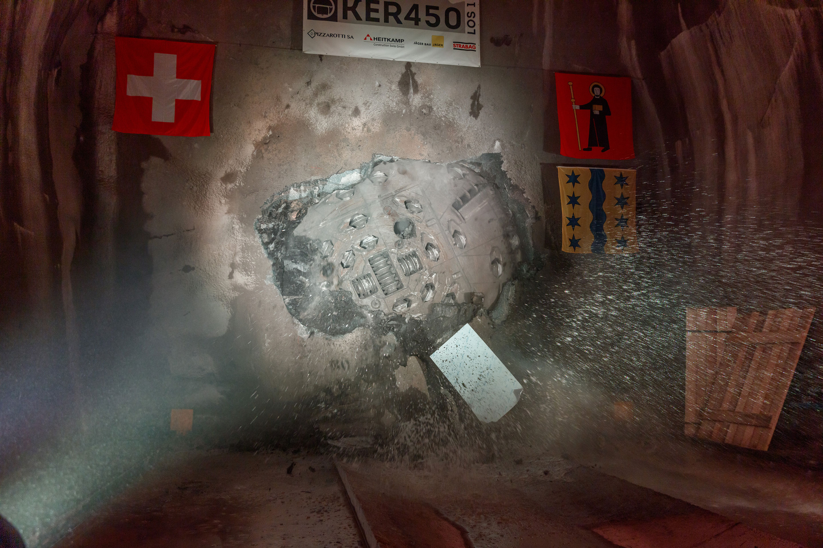 Die 220 m lange Tunnelbohrmaschine bricht in die Längskaverne der Zentrale Tiefenmatt durch.