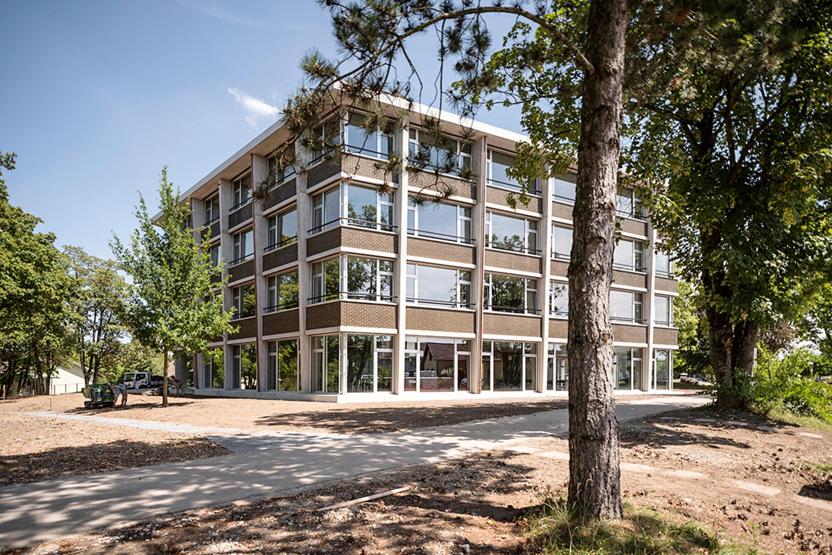 Schulhaus Halden: Als integraler Bestandteil der Architektur laufen die Fensterbänder durch und prägen die Erscheinung des Baukörpers.