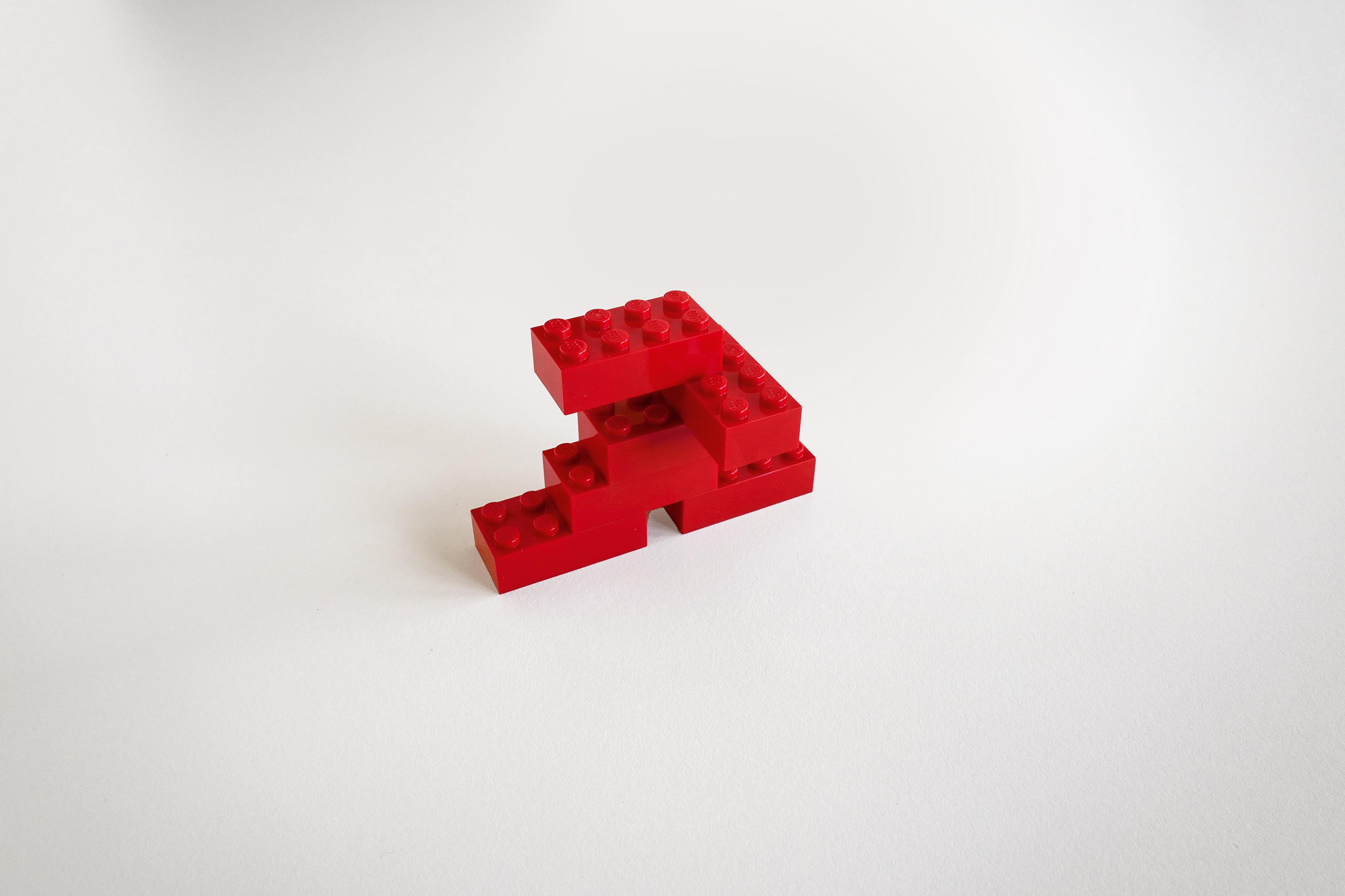 Kombination Nr. 293 085 698: Sechs Steine im Format 2 × 4 lassen sich in 915 103 765 Varianten zusammenbauen.  Im Lego House in Billund erhalten alle Besuchenden sechs solche Steine und eine mögliche Kombination als Aufgabe.