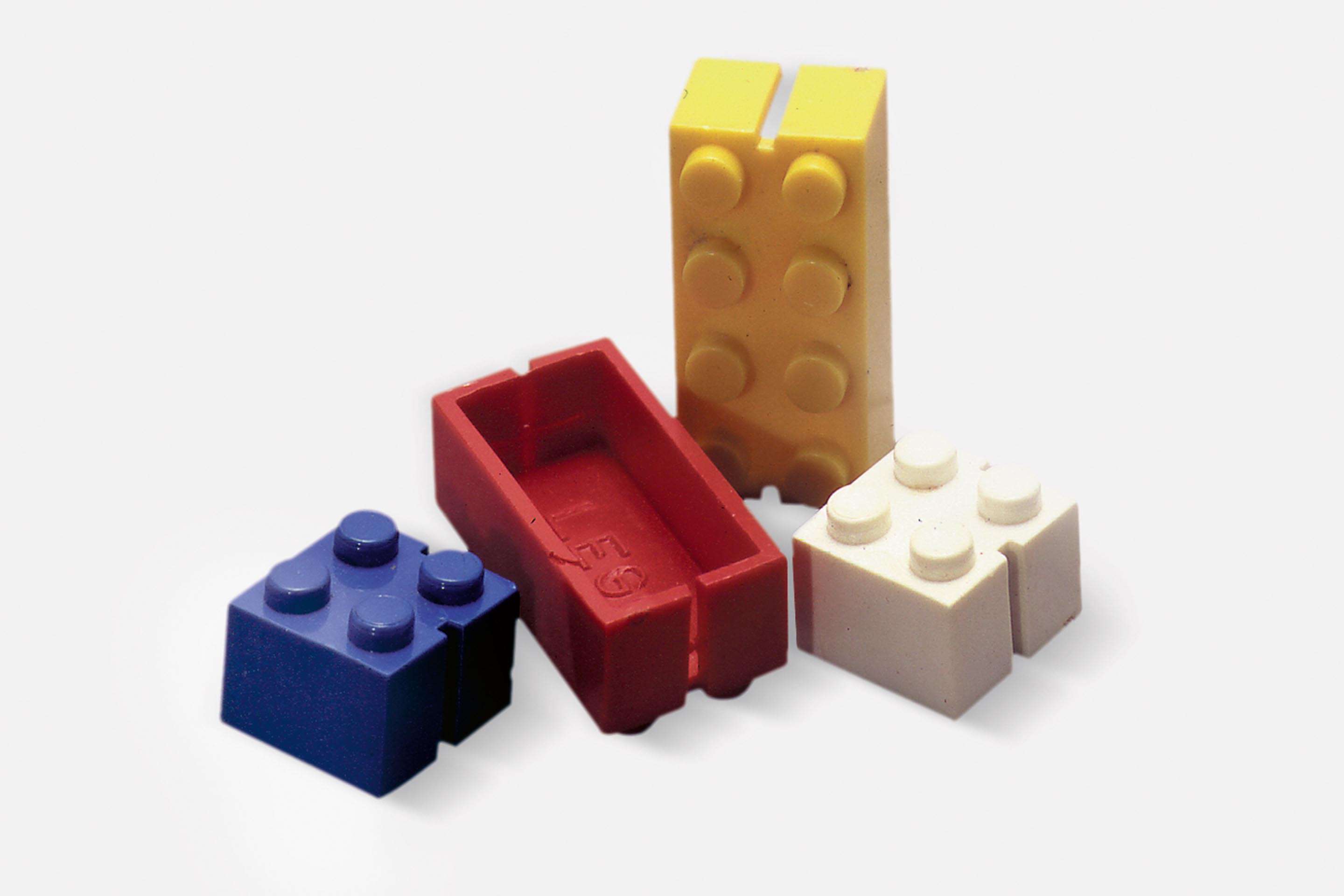 1949: Die «Automatic Binding Bricks» kommen auf den Markt. Anders als die heutigen Lego-Steine hatten diese Vorläufer noch eine komplett hohle Innenseite. Damit liessen sich zwar noch keine grossen Auskragungen, aber dennoch bereits räumliche Modelle bauen.