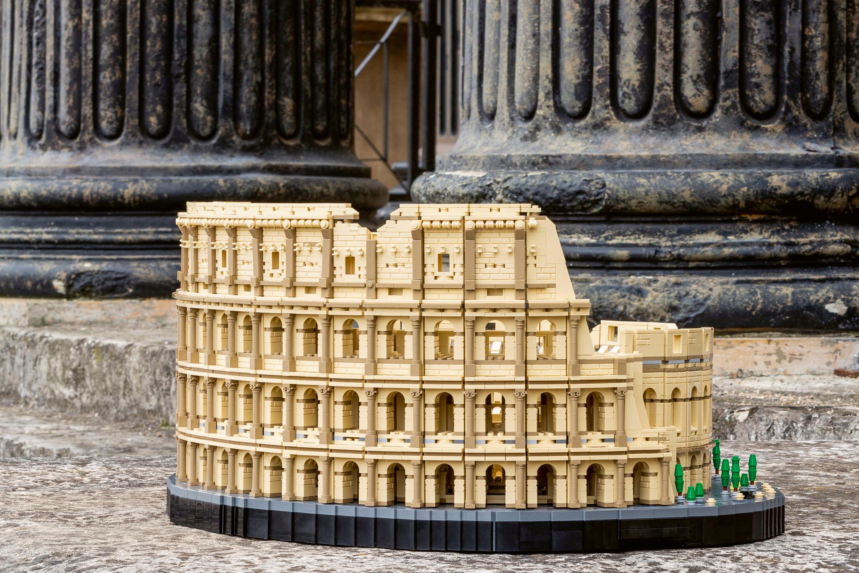 Lego-Modellbauset 10276 «Kolosseum»: Als der Baukasten auf den Markt kam, war das aus 9036 Teilen bestehende Set  das grösste aller Zeiten. Es misst 27 × 52 × 59 cm (H×B×T).