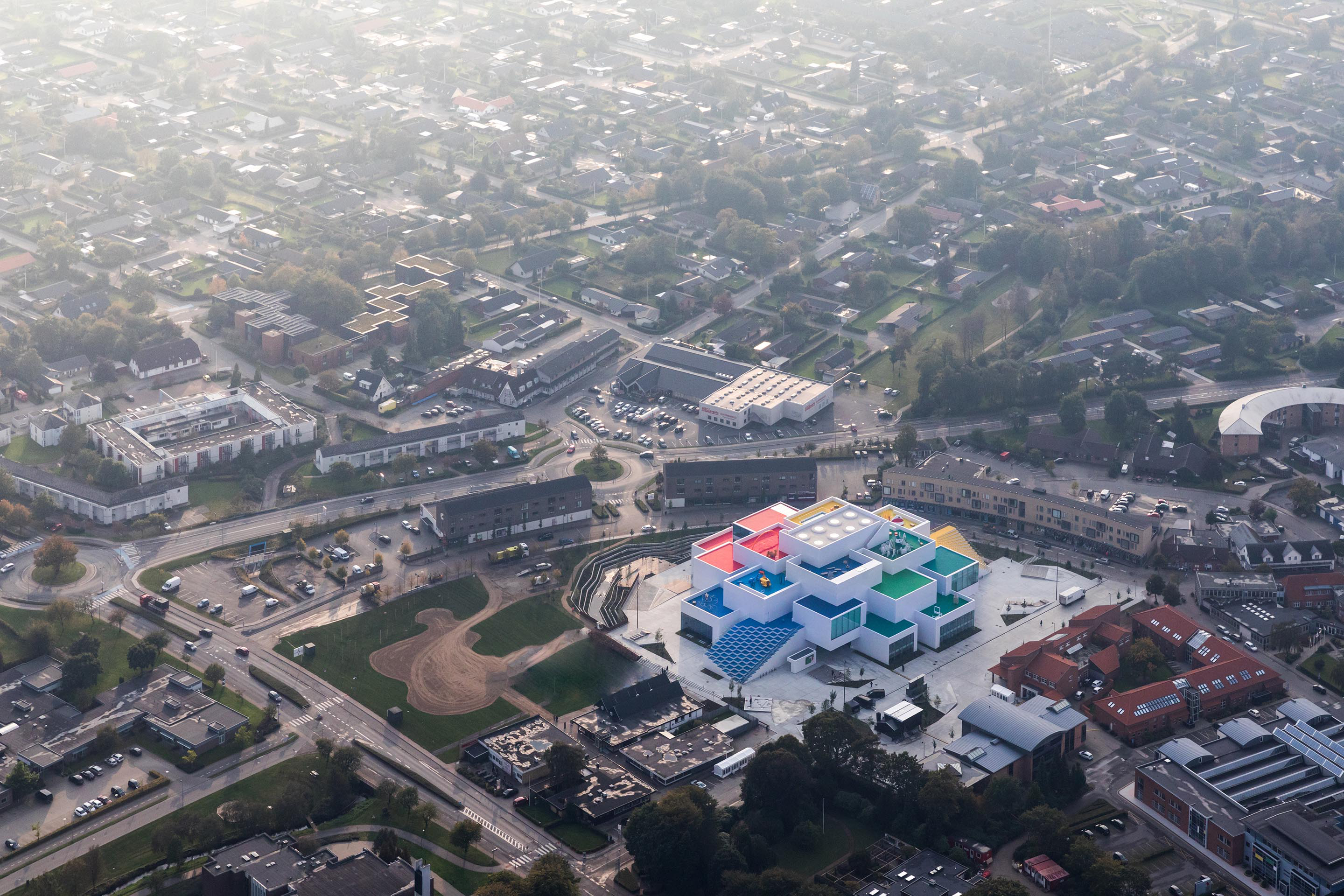 Das Lego House in Billund steht an der ehemaligen Stelle des Rathauses und  ist sowohl als städtischer Raum als auch als Abenteuerwelt konzipiert.