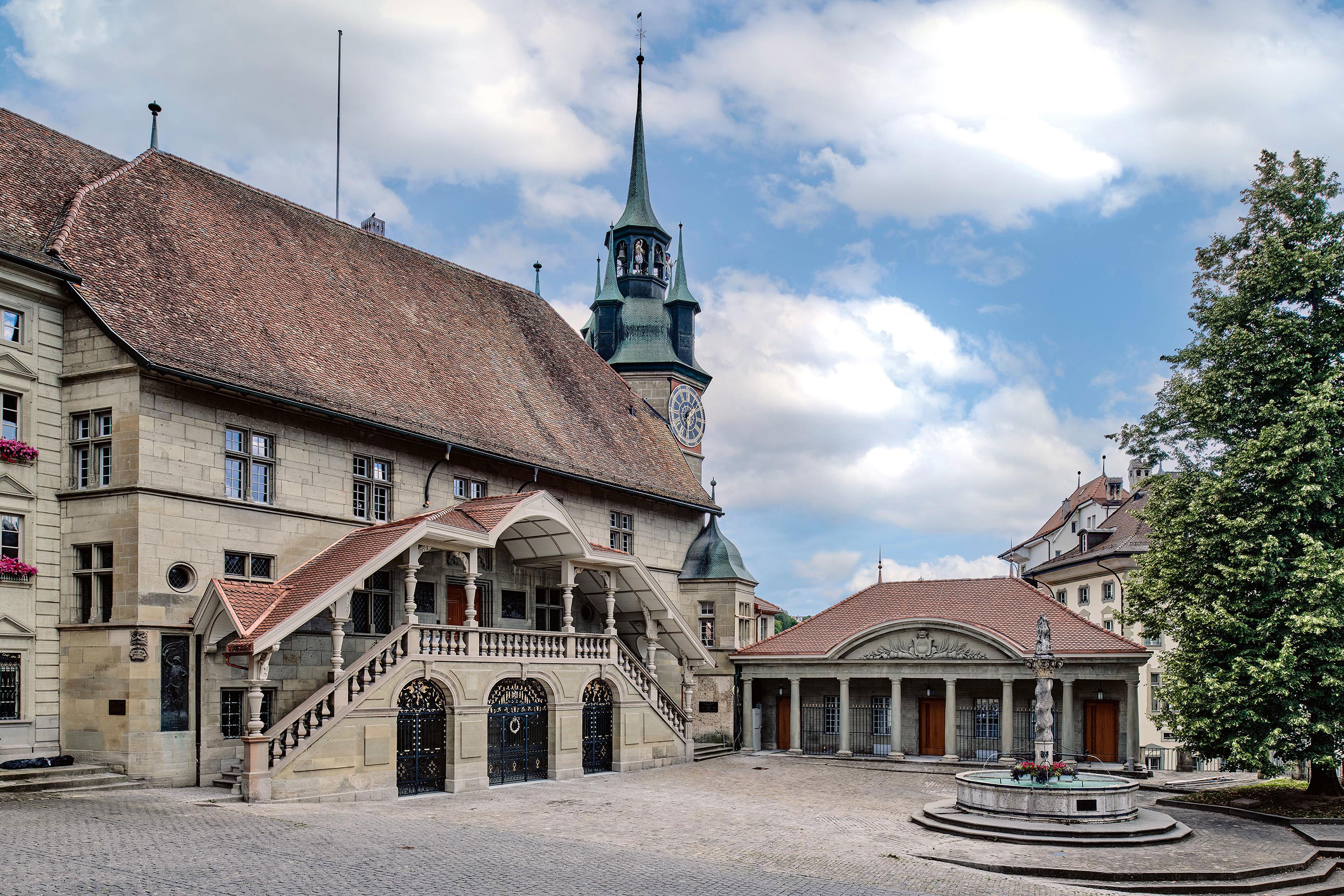 Vue de la place de l’Hôtel-de-Ville.