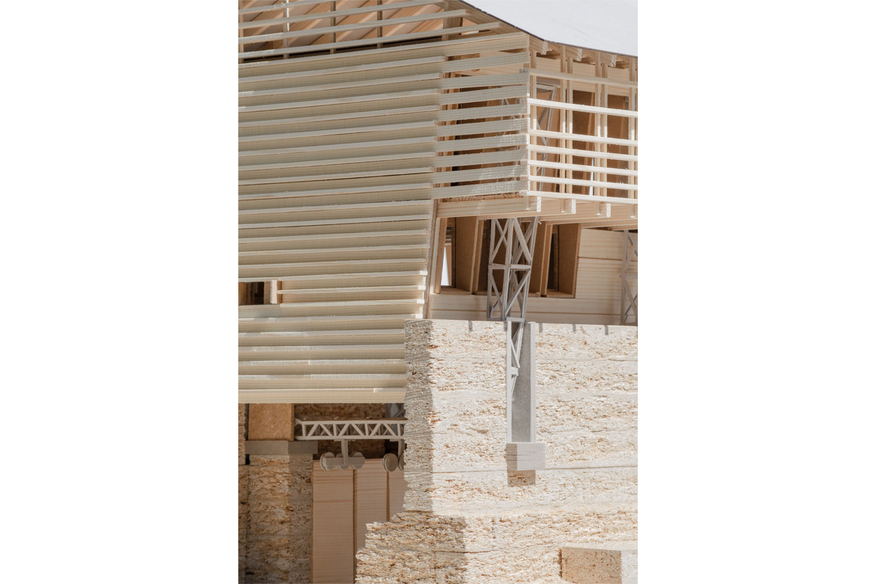Collage-artig bildet der ehemalige Skimast die Verbindung zwischen Bruchstein und eingehängter Holzbox. Die eigenwillige Form der wiederverwendeten Portalmasten gibt dem Holzbau seine Form und lässt die Eigenheiten des Bauteils innenräumlich spürbar werden.