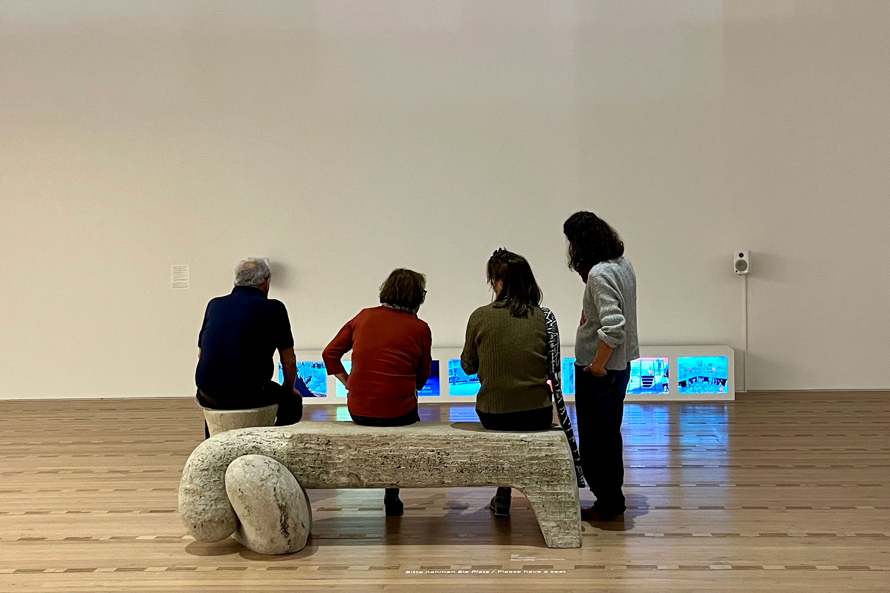 Die Bank aus römischem Travertin ist das einzige Objekt der Ausstellung, das die Besuchenden befühlen und benutzen dürfen (Bench,1966, Römischer Travertin).